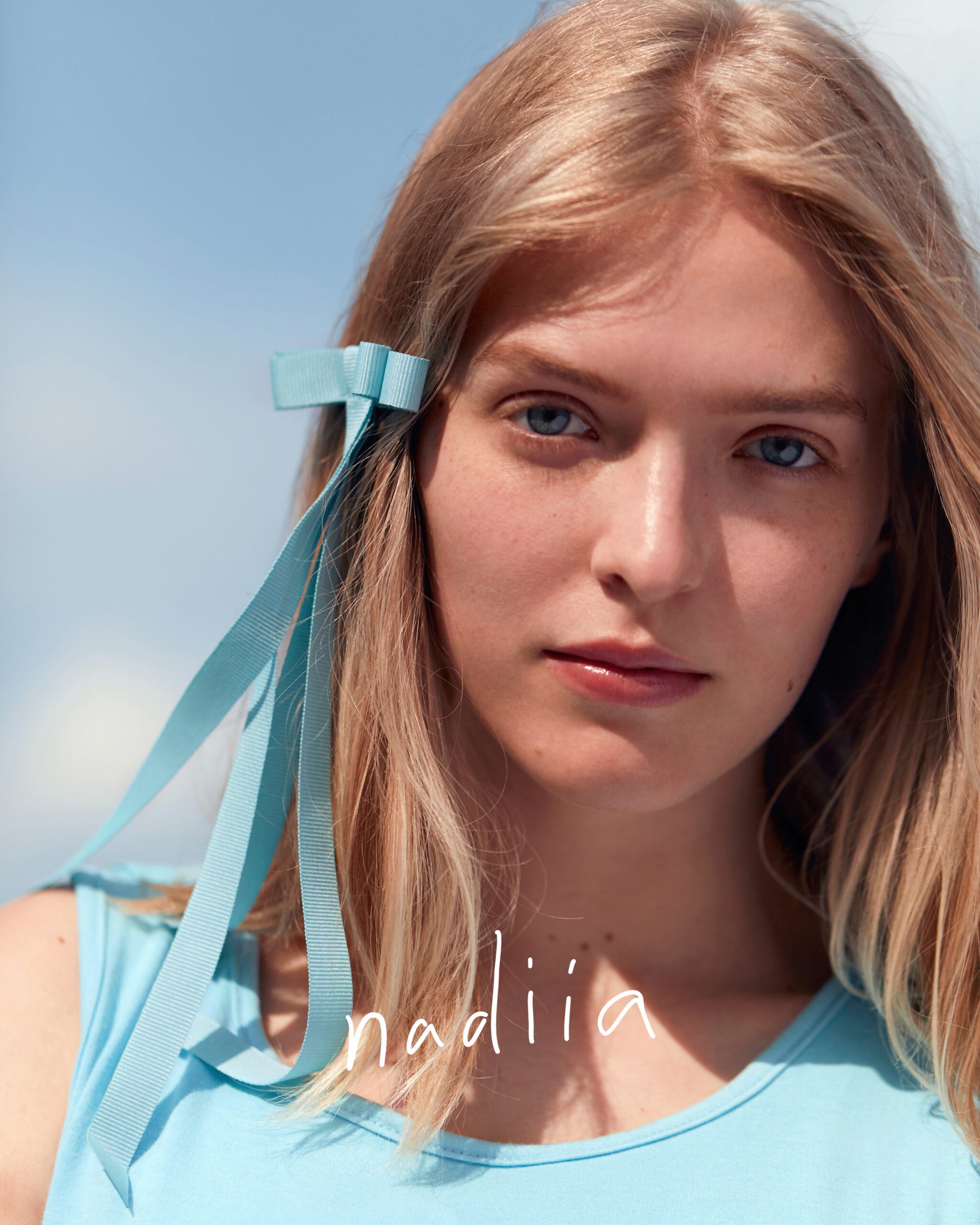 Купіть виріб ручної роботи Ribbon Barette in Blue Sky від Nadiia World. Ідеальний вибір для додавання вишуканості та шарму до вашого житлового простору або колекції особистих аксесуарів.