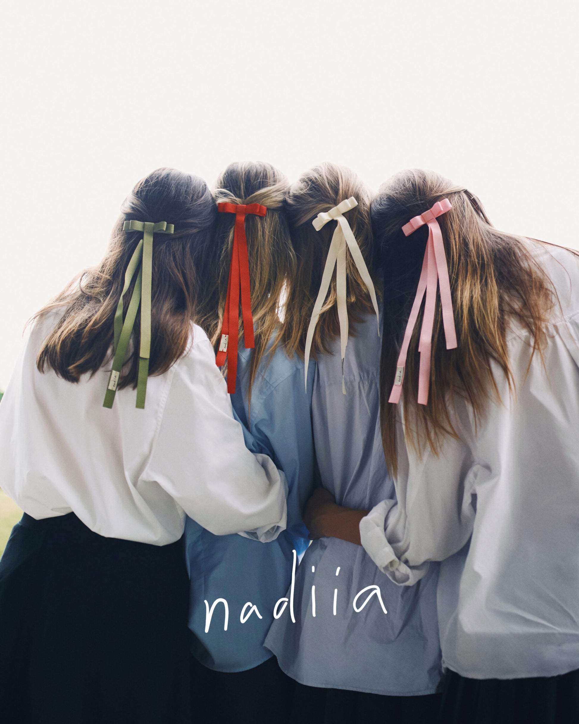 Купіть виріб ручної роботи Ribbon Barette in Green Grass від Nadiia World. Ідеальний вибір для додавання вишуканості та шарму до вашого житлового простору або колекції особистих аксесуарів.