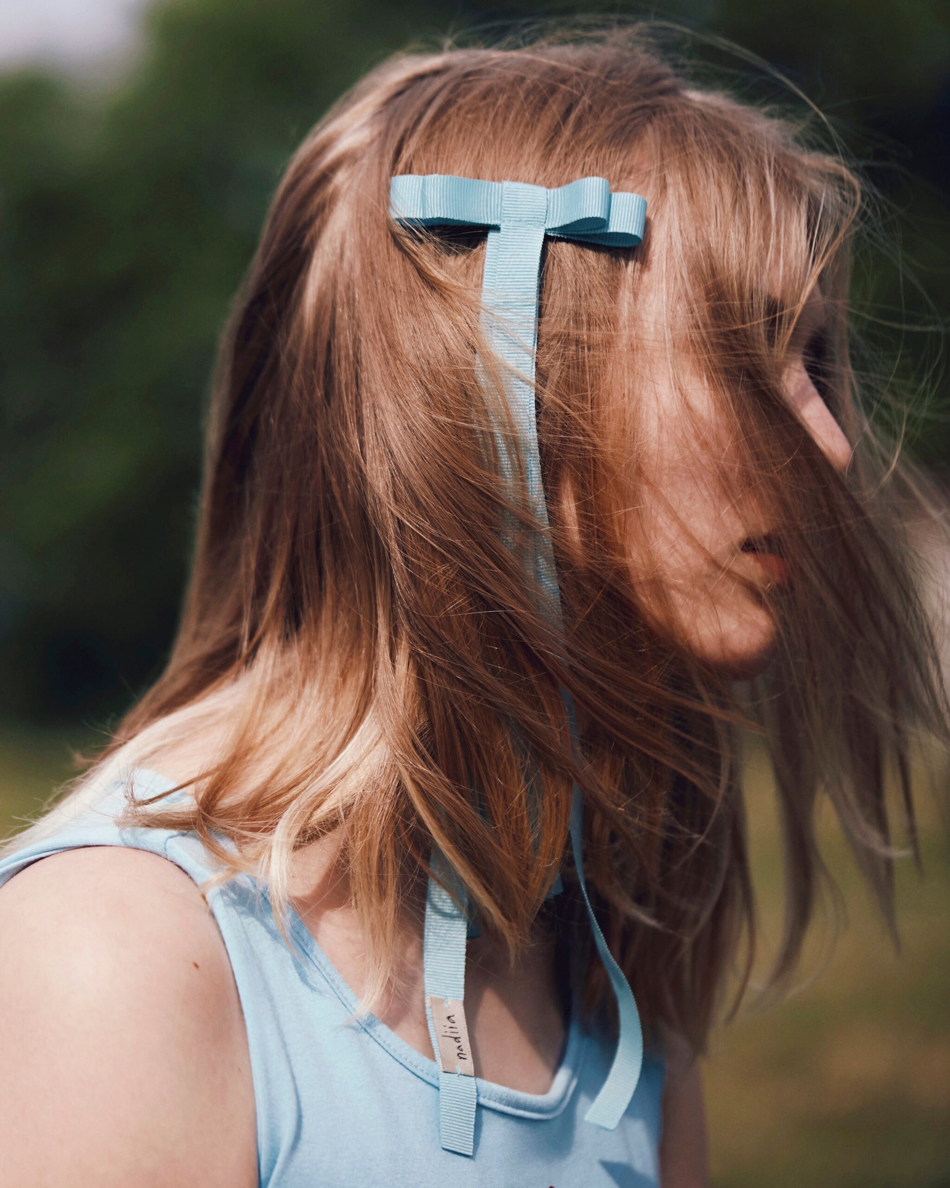 Купіть виріб ручної роботи Ribbon Barette in Blue Sky від Nadiia World. Ідеальний вибір для додавання вишуканості та шарму до вашого житлового простору або колекції особистих аксесуарів.