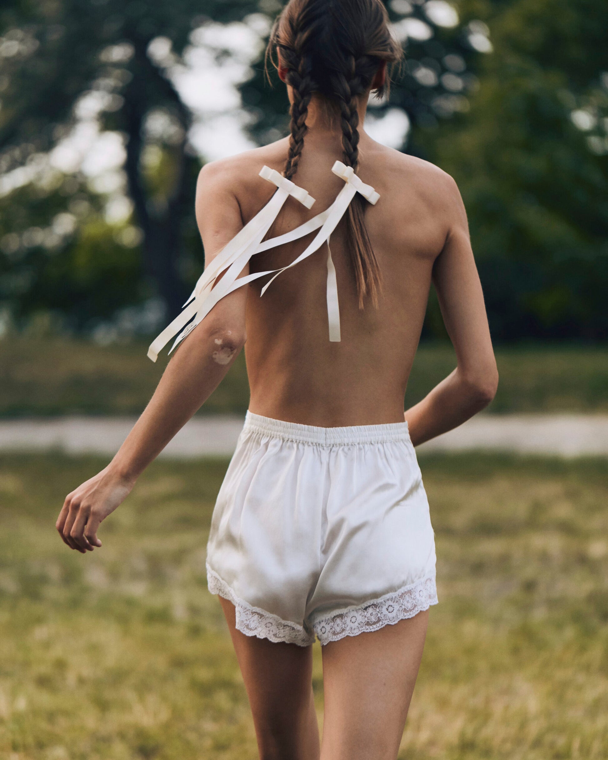 Купіть виріб ручної роботи Ribbon Barette in Milky від Nadiia World. Ідеальний вибір для додавання вишуканості та шарму до вашого житлового простору або колекції особистих аксесуарів.