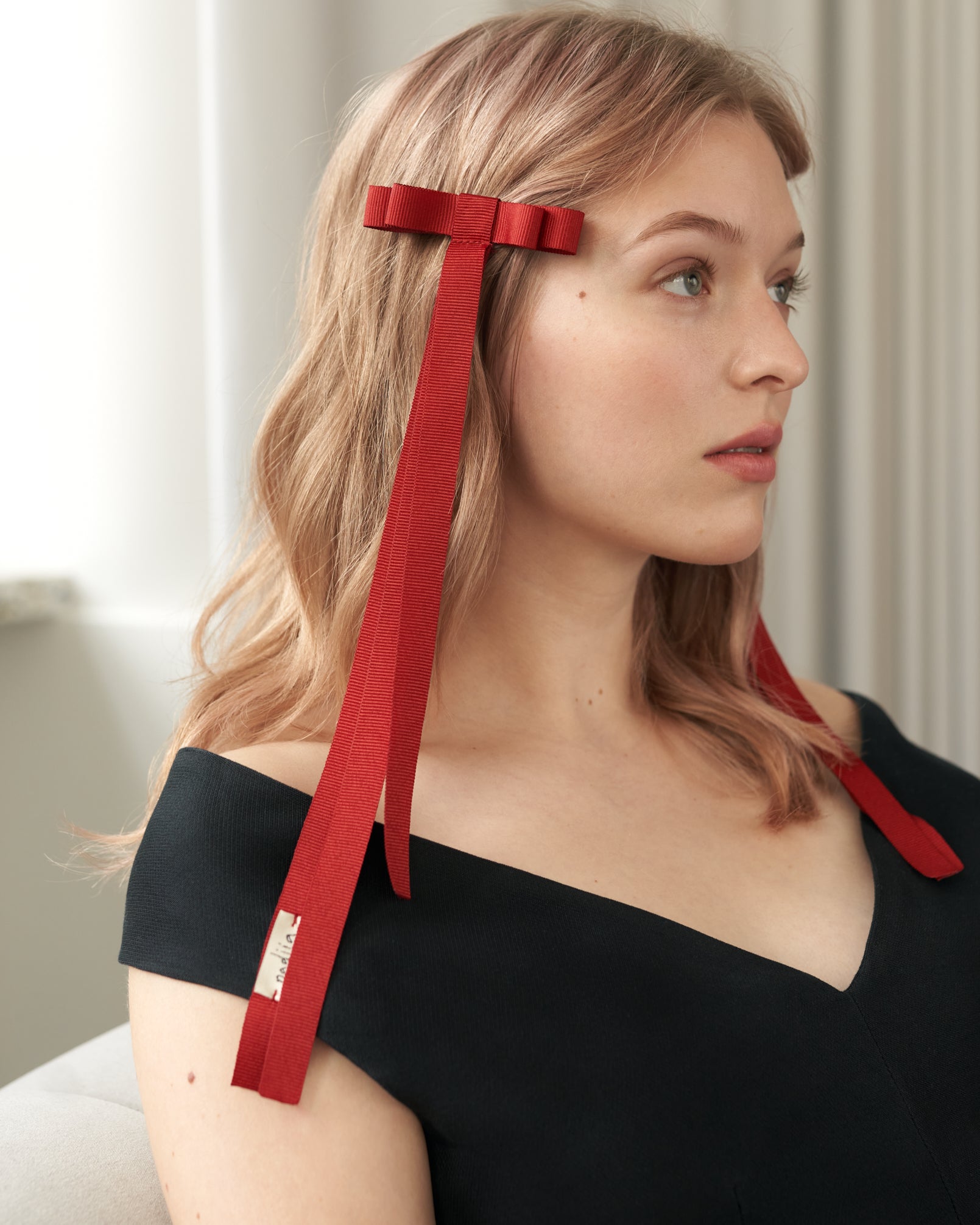 Купіть виріб ручної роботи Ribbon Barette in Burgundy від Nadiia World. Ідеальний вибір для додавання вишуканості та шарму до вашого житлового простору або колекції особистих аксесуарів.