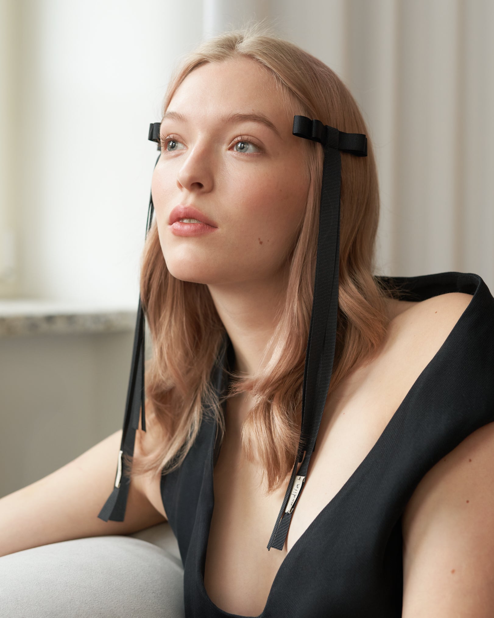 Купіть виріб ручної роботи Ribbon Barette in Black від Nadiia World. Ідеальний вибір для додавання вишуканості та шарму до вашого житлового простору або колекції особистих аксесуарів.