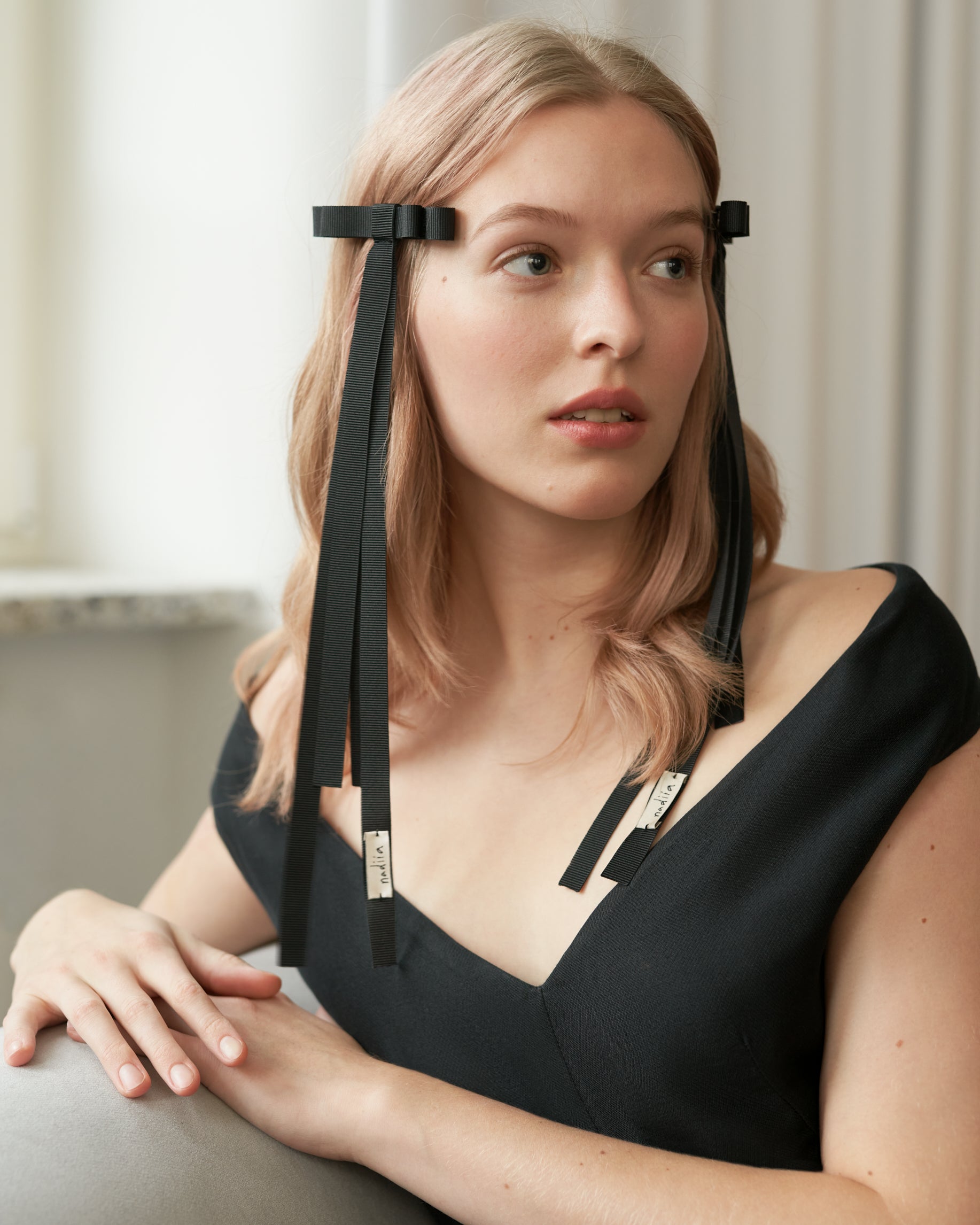 Купіть виріб ручної роботи Ribbon Barette in Black від Nadiia World. Ідеальний вибір для додавання вишуканості та шарму до вашого житлового простору або колекції особистих аксесуарів.