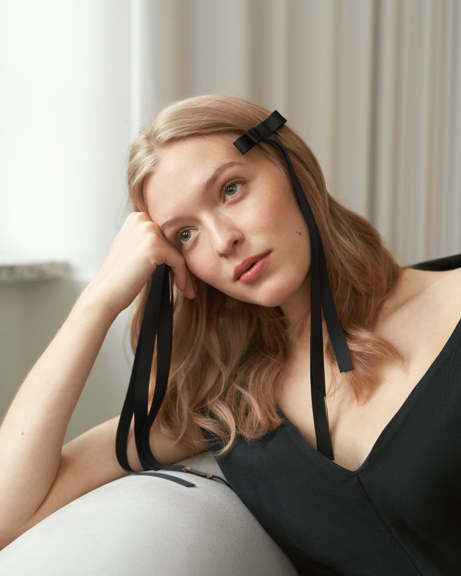 Купіть виріб ручної роботи Ribbon Barette in Black від Nadiia World. Ідеальний вибір для додавання вишуканості та шарму до вашого житлового простору або колекції особистих аксесуарів.