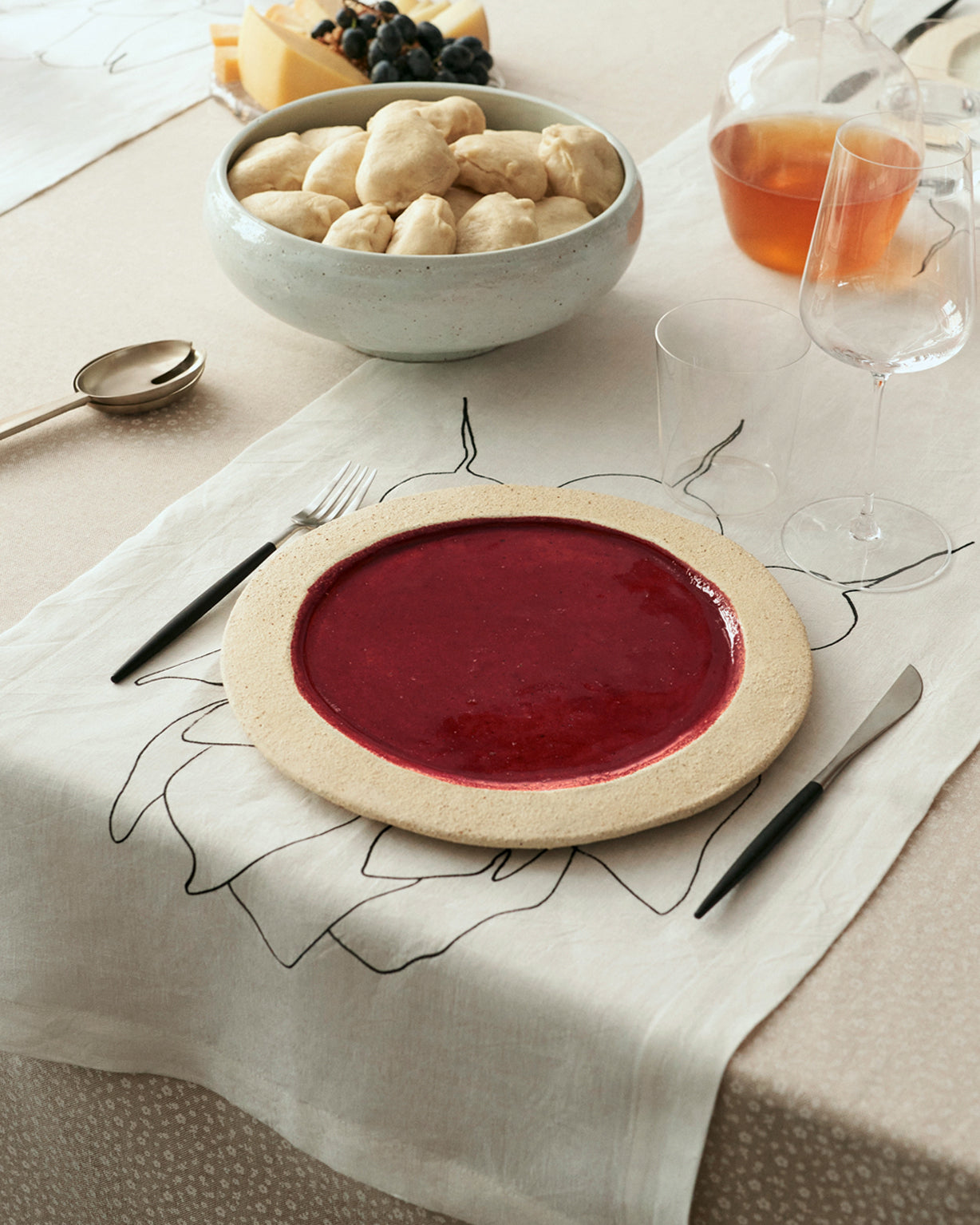 Купіть виріб ручної роботи Table Runner “Vegetables” in Beet від Nadiia World. Ідеальний вибір для додавання вишуканості та шарму до вашого житлового простору або колекції особистих аксесуарів.