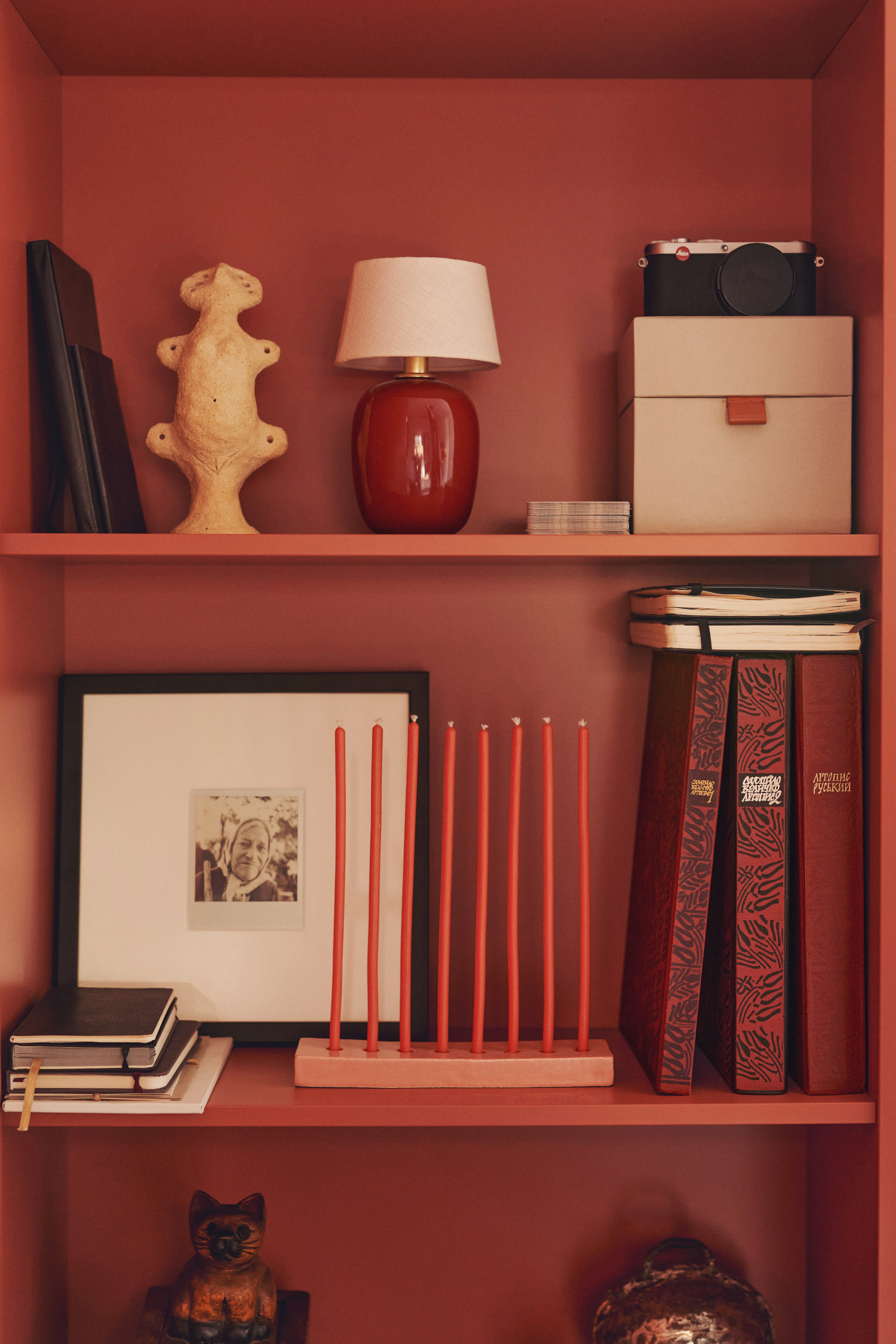 Купіть виріб ручної роботи 8 Honey Candles in Bellini від Nadiia World. Ідеальний вибір для додавання вишуканості та шарму до вашого житлового простору або колекції особистих аксесуарів.