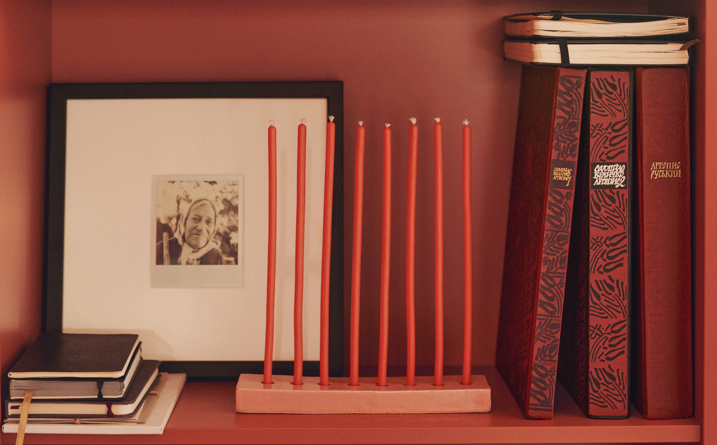 Купіть виріб ручної роботи 8 Honey Candles in Bellini від Nadiia World. Ідеальний вибір для додавання вишуканості та шарму до вашого житлового простору або колекції особистих аксесуарів.