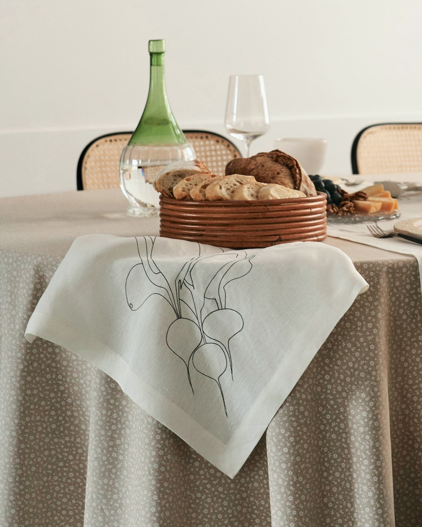 Купіть виріб ручної роботи Napkin “Vegetables” in Beet від Nadiia World. Ідеальний вибір для додавання вишуканості та шарму до вашого житлового простору або колекції особистих аксесуарів.