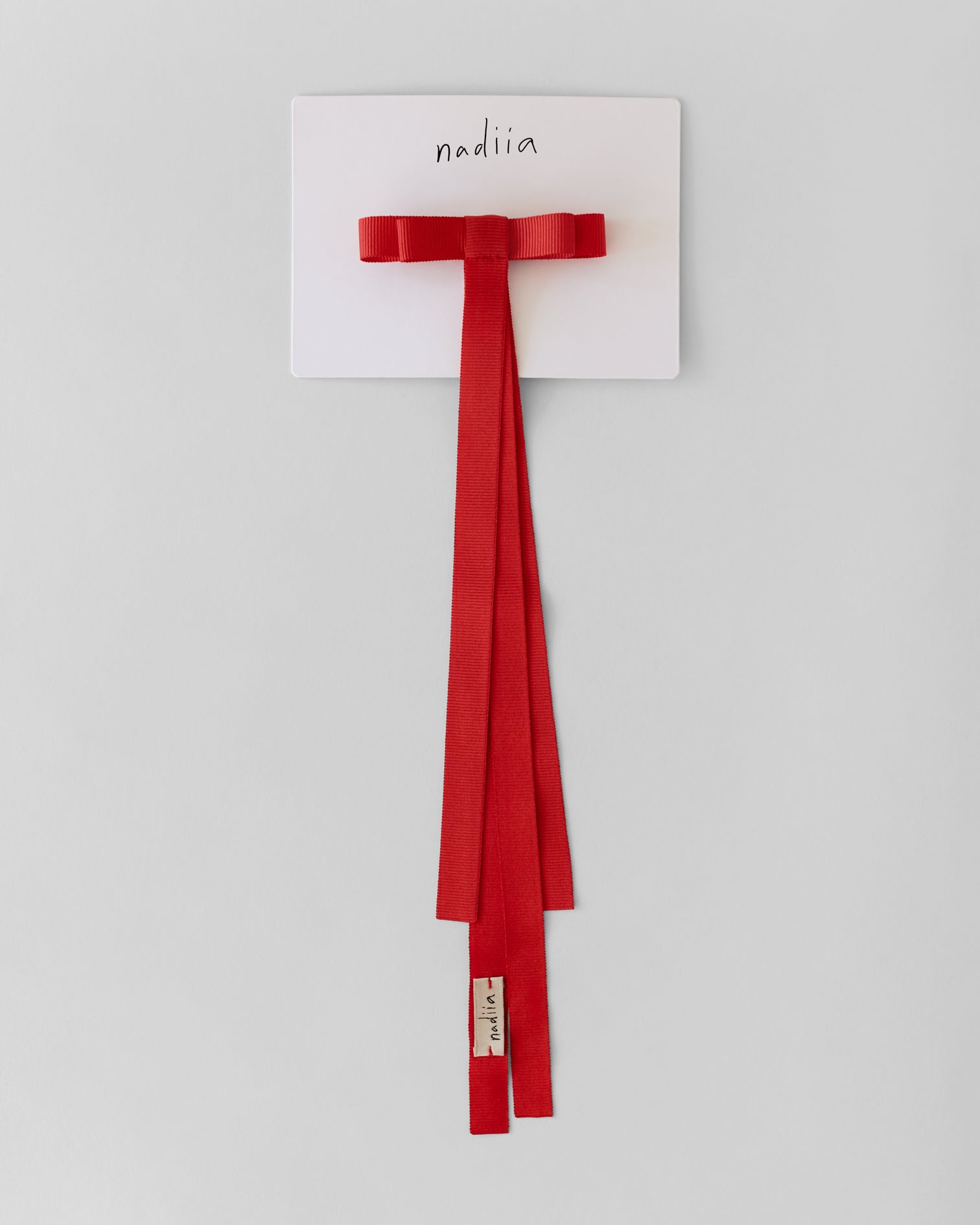 Купіть виріб ручної роботи Ribbon Barette in Red Cherry від Nadiia World. Ідеальний вибір для додавання вишуканості та шарму до вашого житлового простору або колекції особистих аксесуарів.