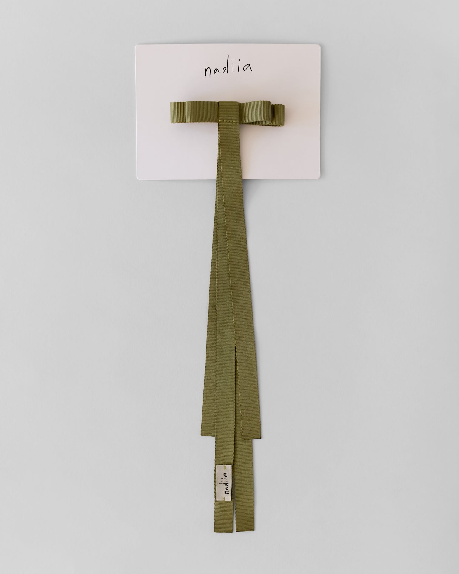 Купіть виріб ручної роботи Ribbon Barette in Green Grass від Nadiia World. Ідеальний вибір для додавання вишуканості та шарму до вашого житлового простору або колекції особистих аксесуарів.