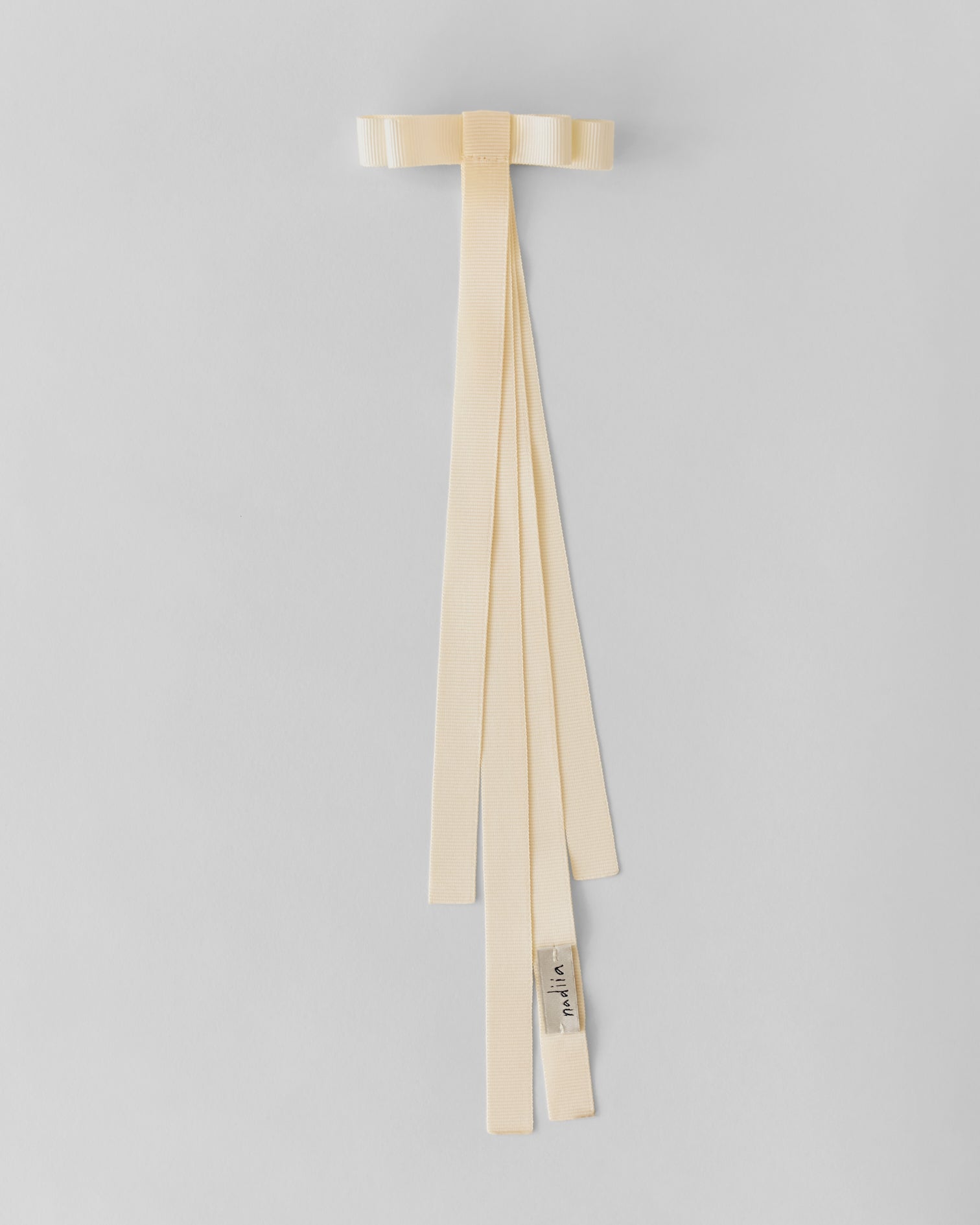 Купіть виріб ручної роботи Ribbon Barette in Milky від Nadiia World. Ідеальний вибір для додавання вишуканості та шарму до вашого житлового простору або колекції особистих аксесуарів.