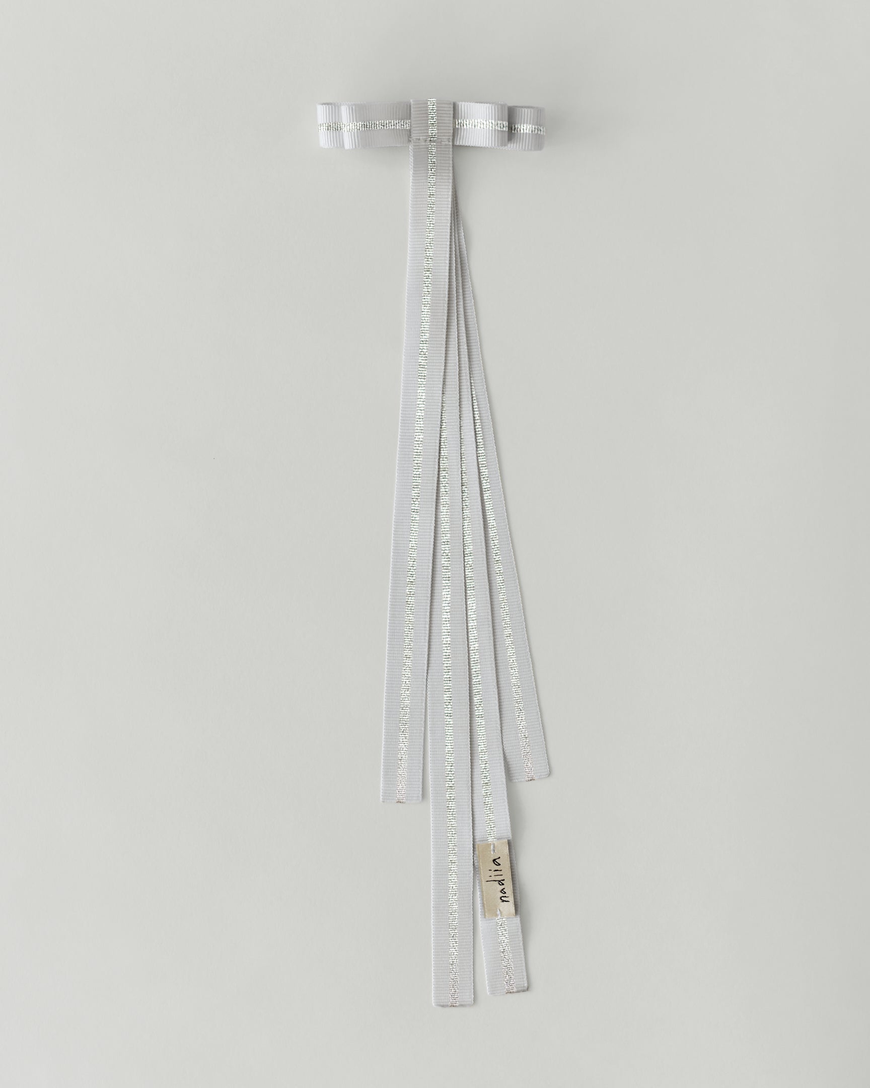 Купіть виріб ручної роботи Ribbon Barette in Silver від Nadiia World. Ідеальний вибір для додавання вишуканості та шарму до вашого житлового простору або колекції особистих аксесуарів.