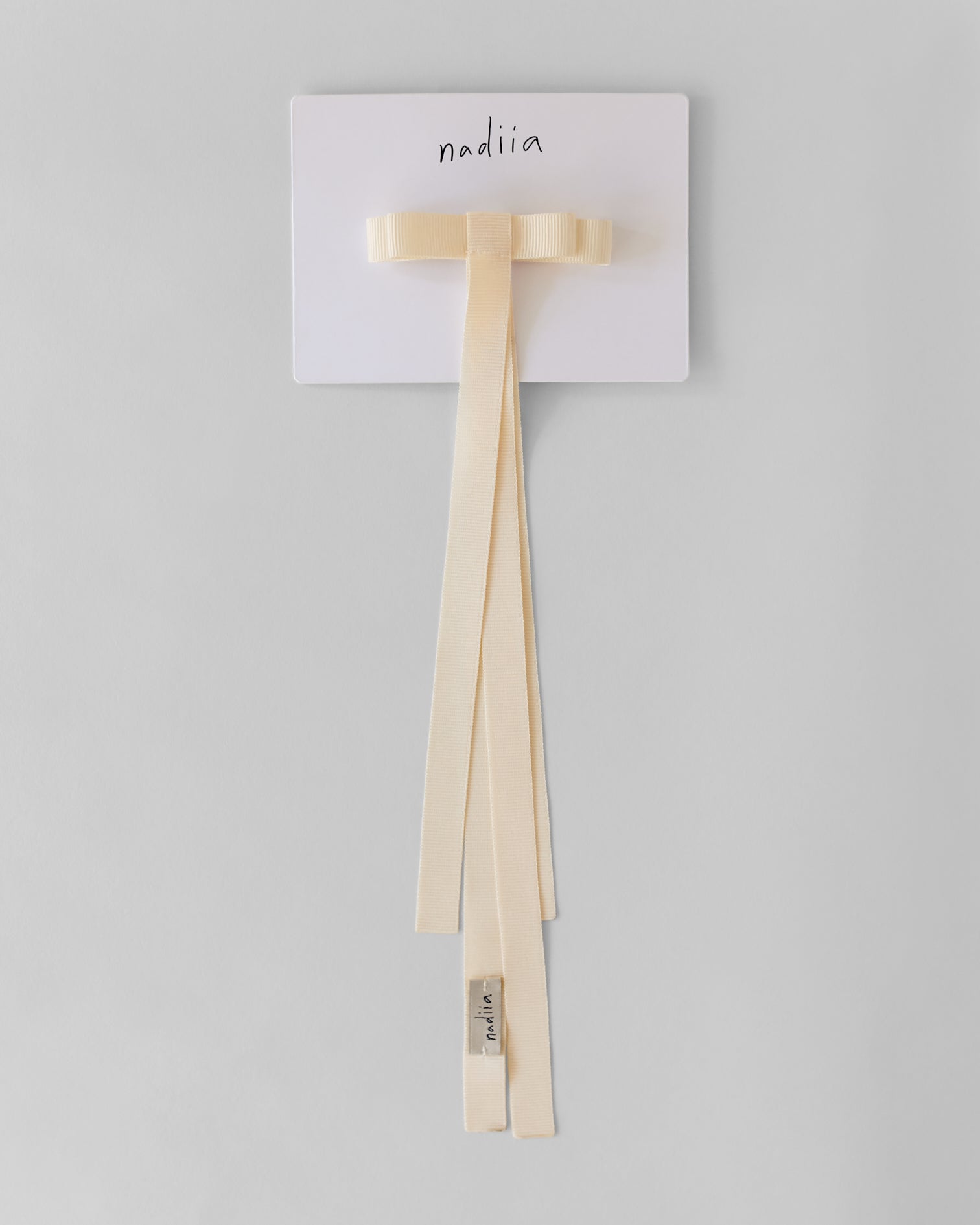 Купіть виріб ручної роботи Ribbon Barette in Milky від Nadiia World. Ідеальний вибір для додавання вишуканості та шарму до вашого житлового простору або колекції особистих аксесуарів.