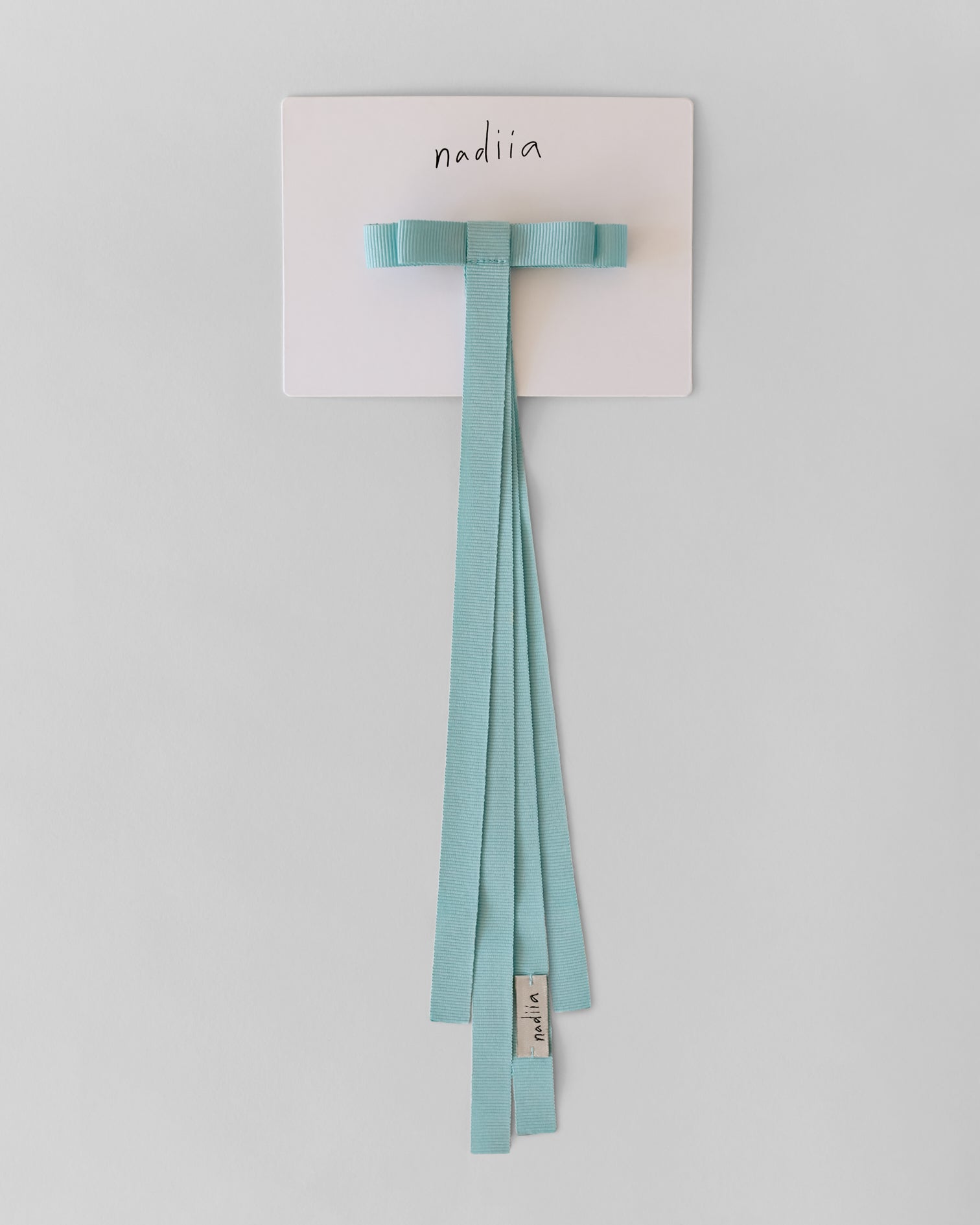 Купіть виріб ручної роботи Ribbon Barette in Blue Sky від Nadiia World. Ідеальний вибір для додавання вишуканості та шарму до вашого житлового простору або колекції особистих аксесуарів.