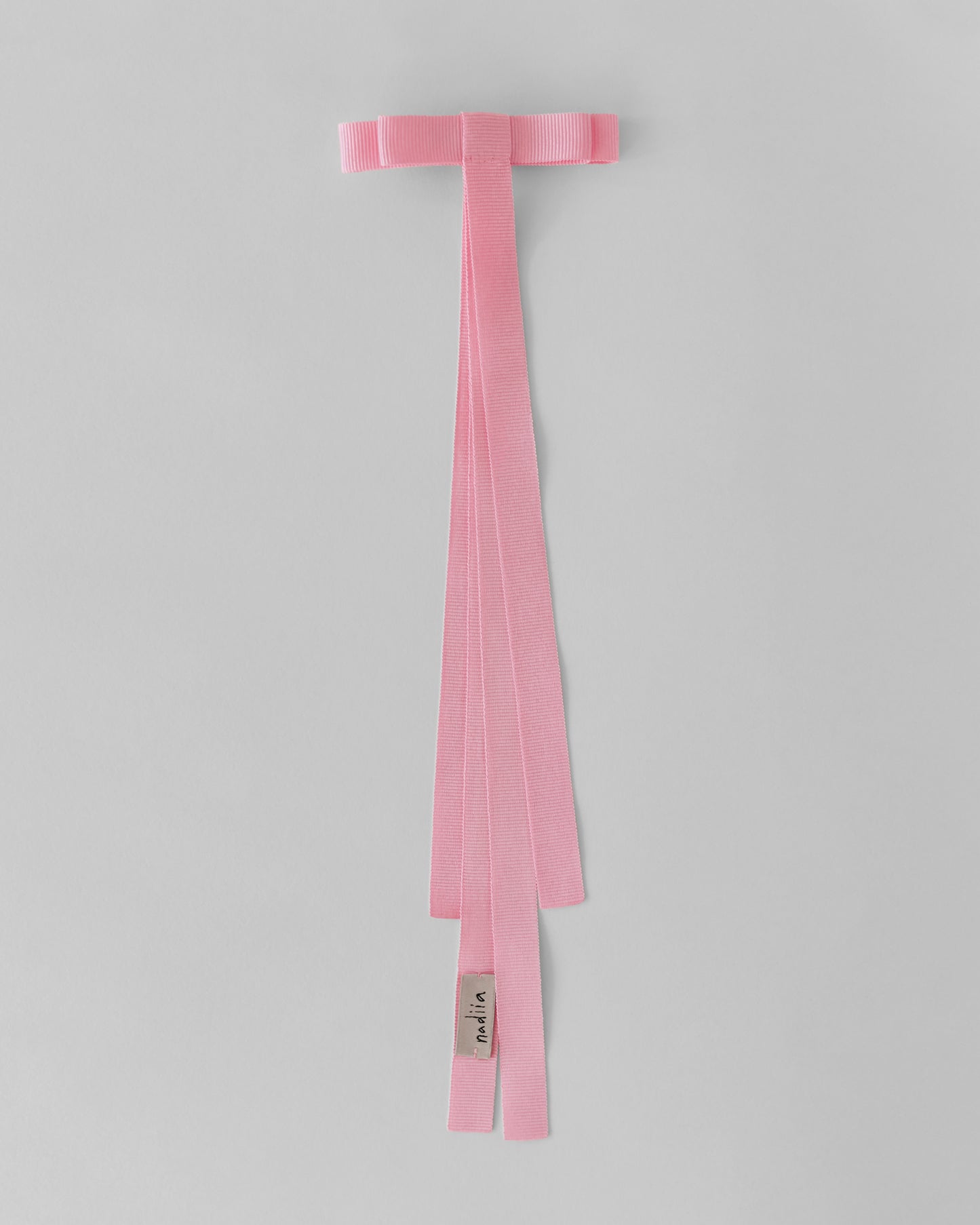 Купіть виріб ручної роботи Ribbon Barette in Pink Rose від Nadiia World. Ідеальний вибір для додавання вишуканості та шарму до вашого житлового простору або колекції особистих аксесуарів.