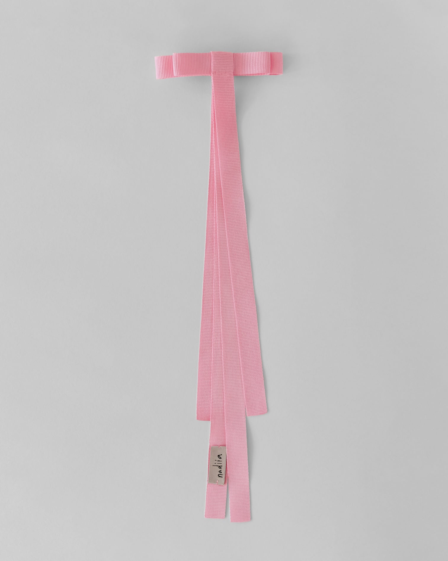 Купіть виріб ручної роботи Ribbon Barette in Pink Rose від Nadiia World. Ідеальний вибір для додавання вишуканості та шарму до вашого житлового простору або колекції особистих аксесуарів.