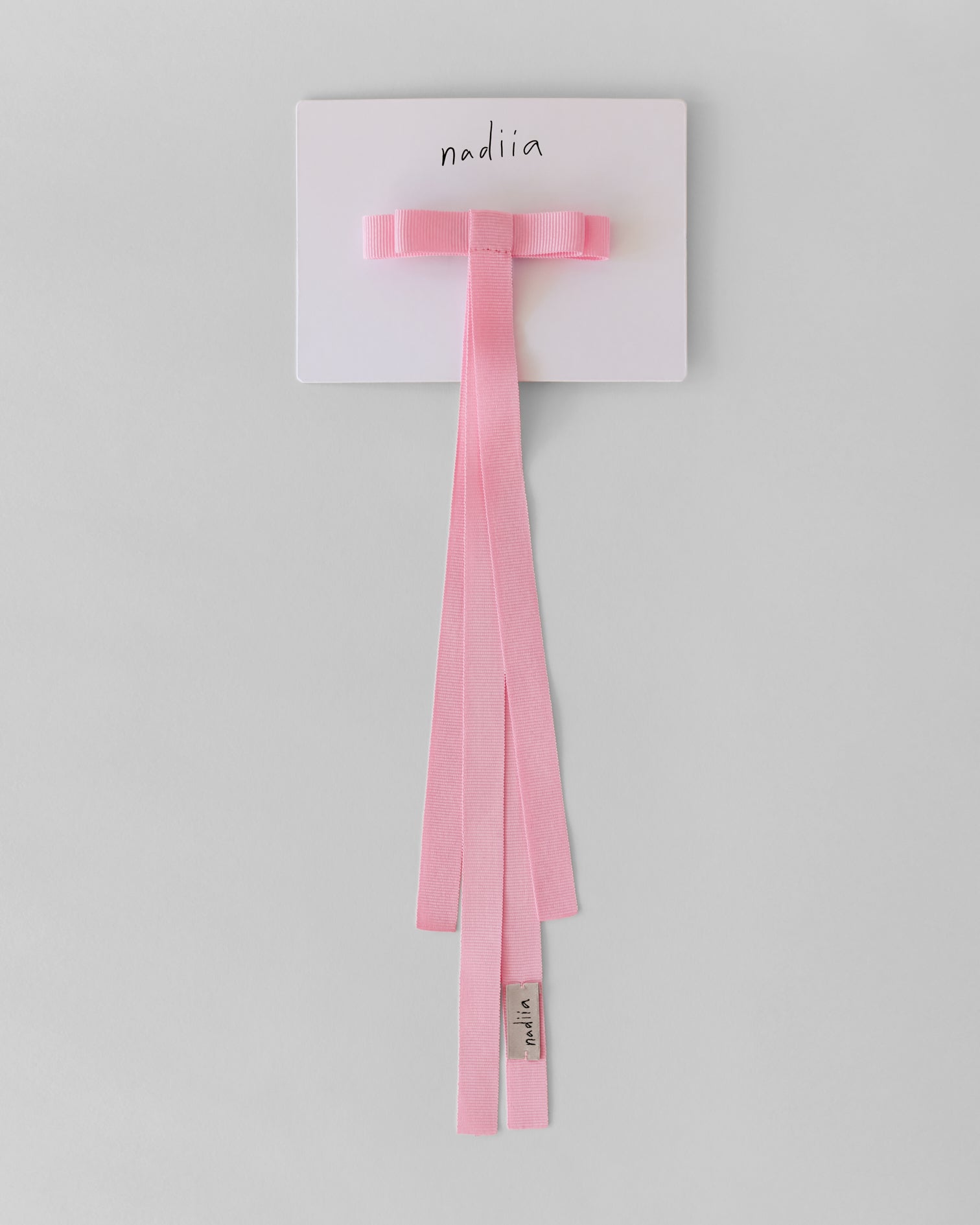 Купіть виріб ручної роботи Ribbon Barette in Pink Rose від Nadiia World. Ідеальний вибір для додавання вишуканості та шарму до вашого житлового простору або колекції особистих аксесуарів.