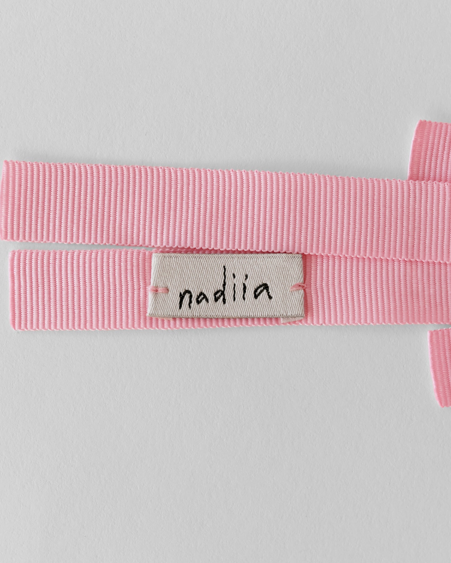 Купіть виріб ручної роботи Ribbon Barette in Pink Rose від Nadiia World. Ідеальний вибір для додавання вишуканості та шарму до вашого житлового простору або колекції особистих аксесуарів.