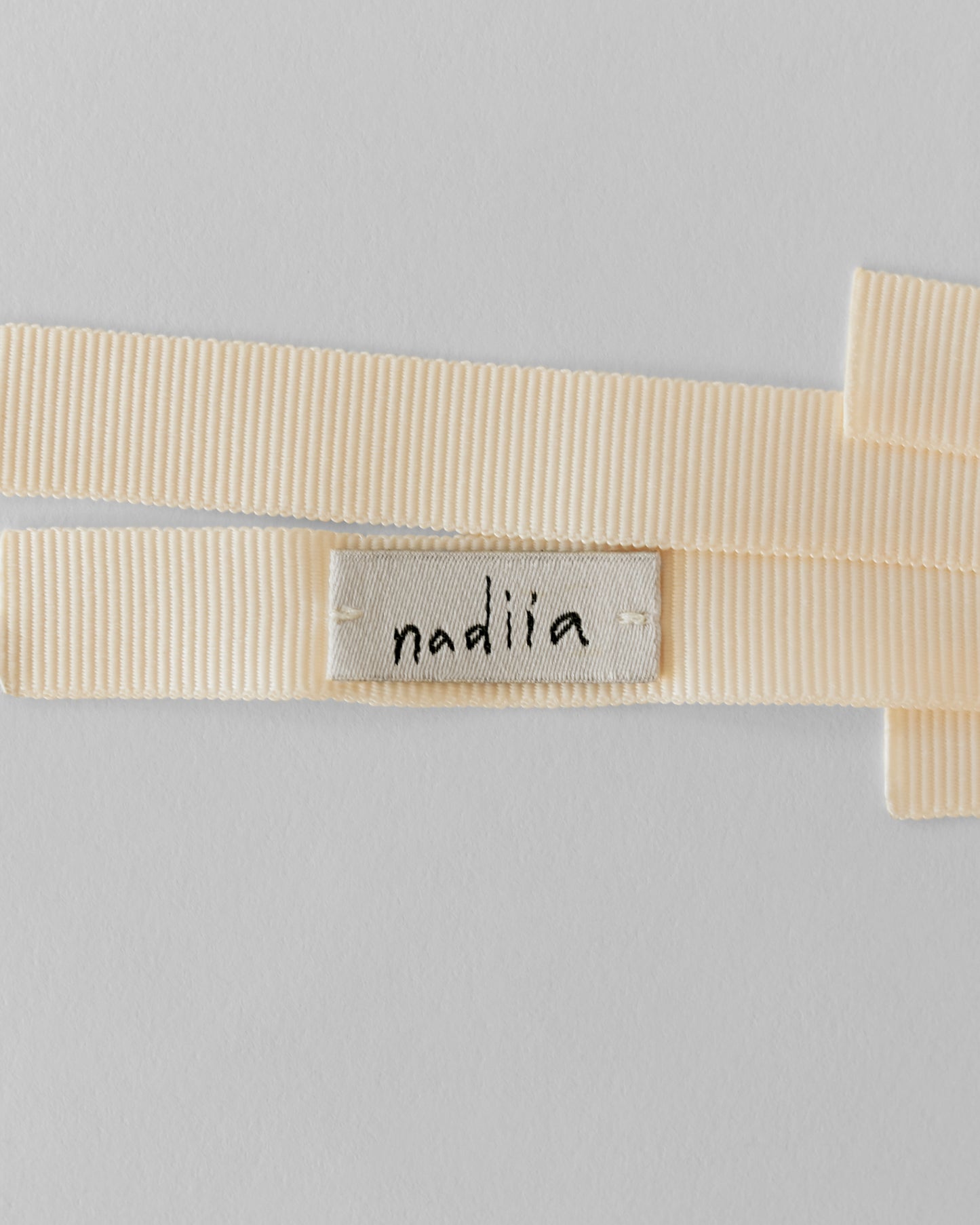 Купіть виріб ручної роботи Ribbon Barette in Milky від Nadiia World. Ідеальний вибір для додавання вишуканості та шарму до вашого житлового простору або колекції особистих аксесуарів.