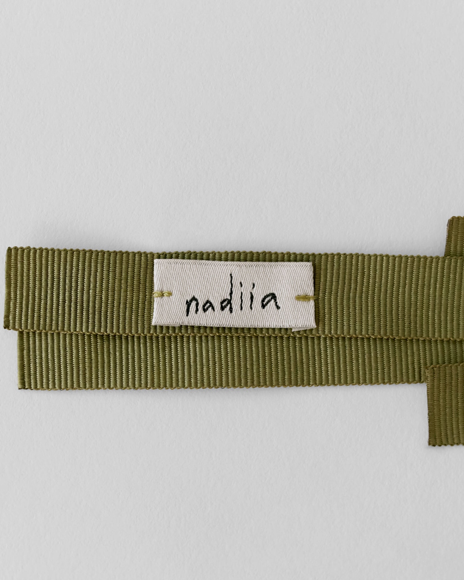 Купіть виріб ручної роботи Ribbon Barette in Green Grass від Nadiia World. Ідеальний вибір для додавання вишуканості та шарму до вашого житлового простору або колекції особистих аксесуарів.