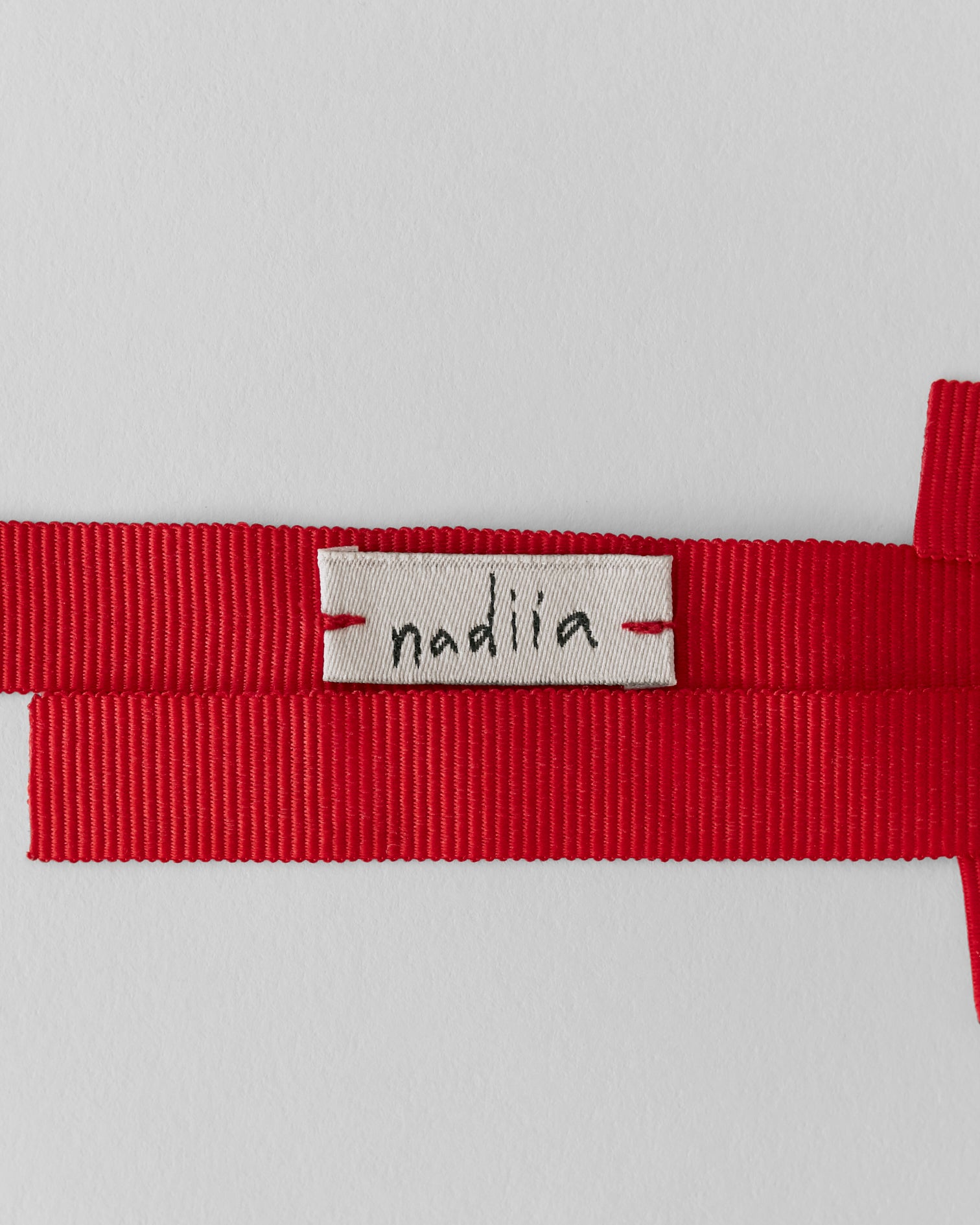 Купіть виріб ручної роботи Ribbon Barette in Red Cherry від Nadiia World. Ідеальний вибір для додавання вишуканості та шарму до вашого житлового простору або колекції особистих аксесуарів.