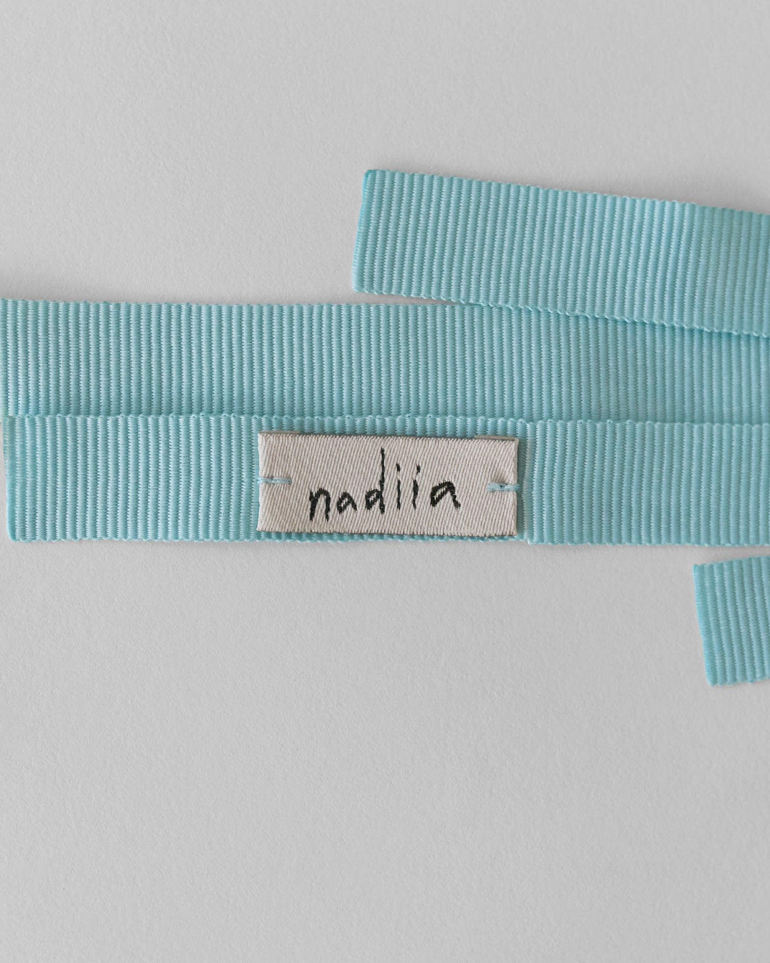 Купіть виріб ручної роботи Ribbon Barette in Blue Sky від Nadiia World. Ідеальний вибір для додавання вишуканості та шарму до вашого житлового простору або колекції особистих аксесуарів.