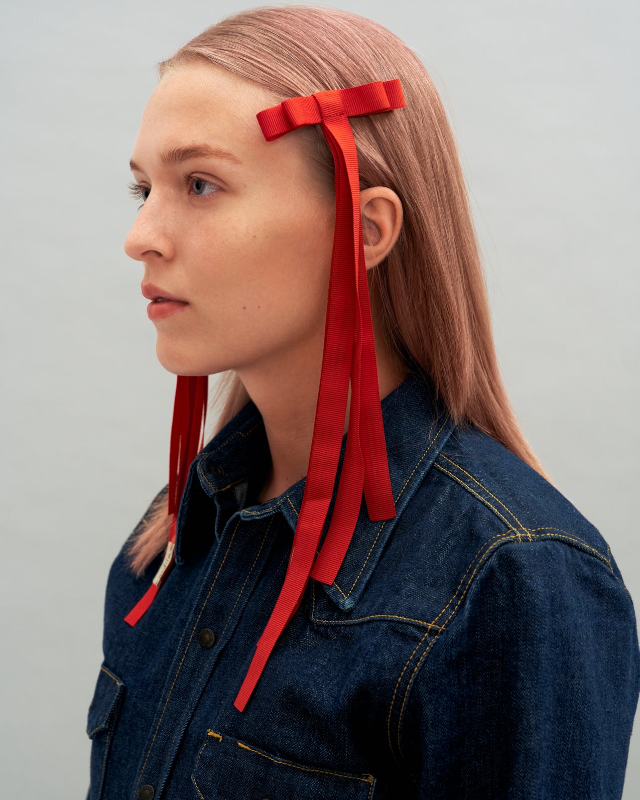 Купіть виріб ручної роботи Ribbon Barette in Red Cherry від Nadiia World. Ідеальний вибір для додавання вишуканості та шарму до вашого житлового простору або колекції особистих аксесуарів.