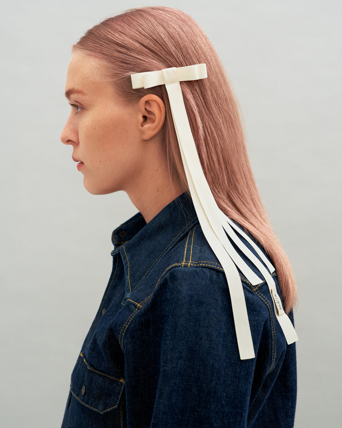 Купіть виріб ручної роботи Ribbon Barette in Milky від Nadiia World. Ідеальний вибір для додавання вишуканості та шарму до вашого житлового простору або колекції особистих аксесуарів.