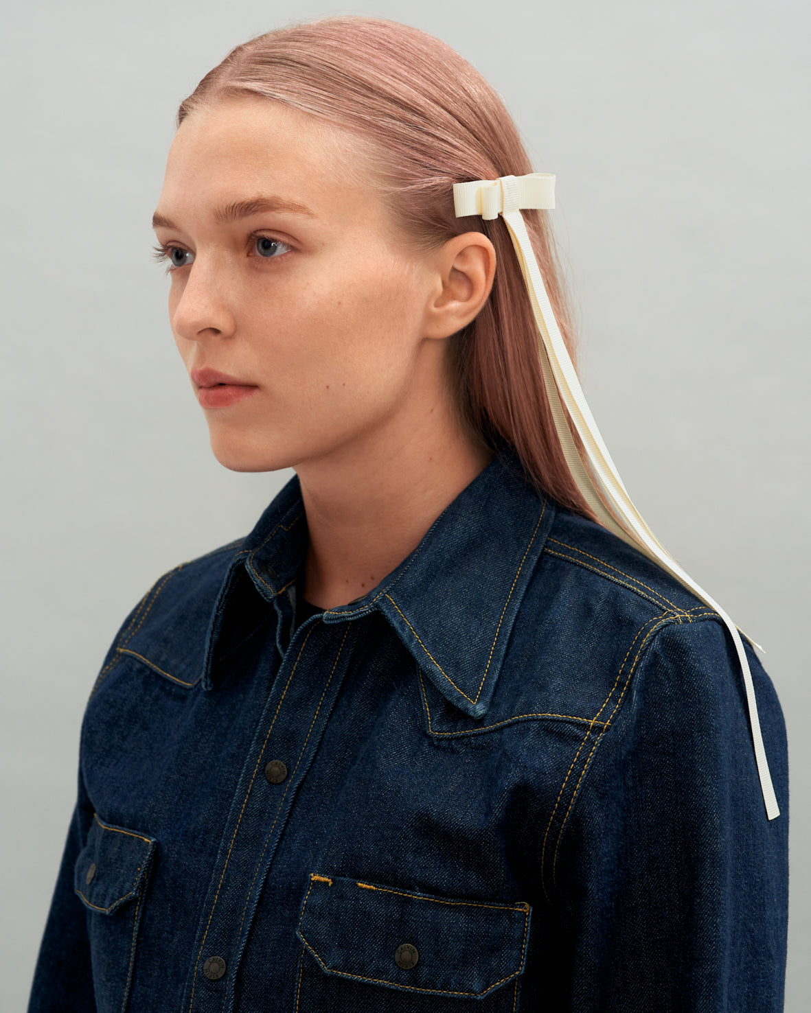 Купіть виріб ручної роботи Ribbon Barette in Milky від Nadiia World. Ідеальний вибір для додавання вишуканості та шарму до вашого житлового простору або колекції особистих аксесуарів.