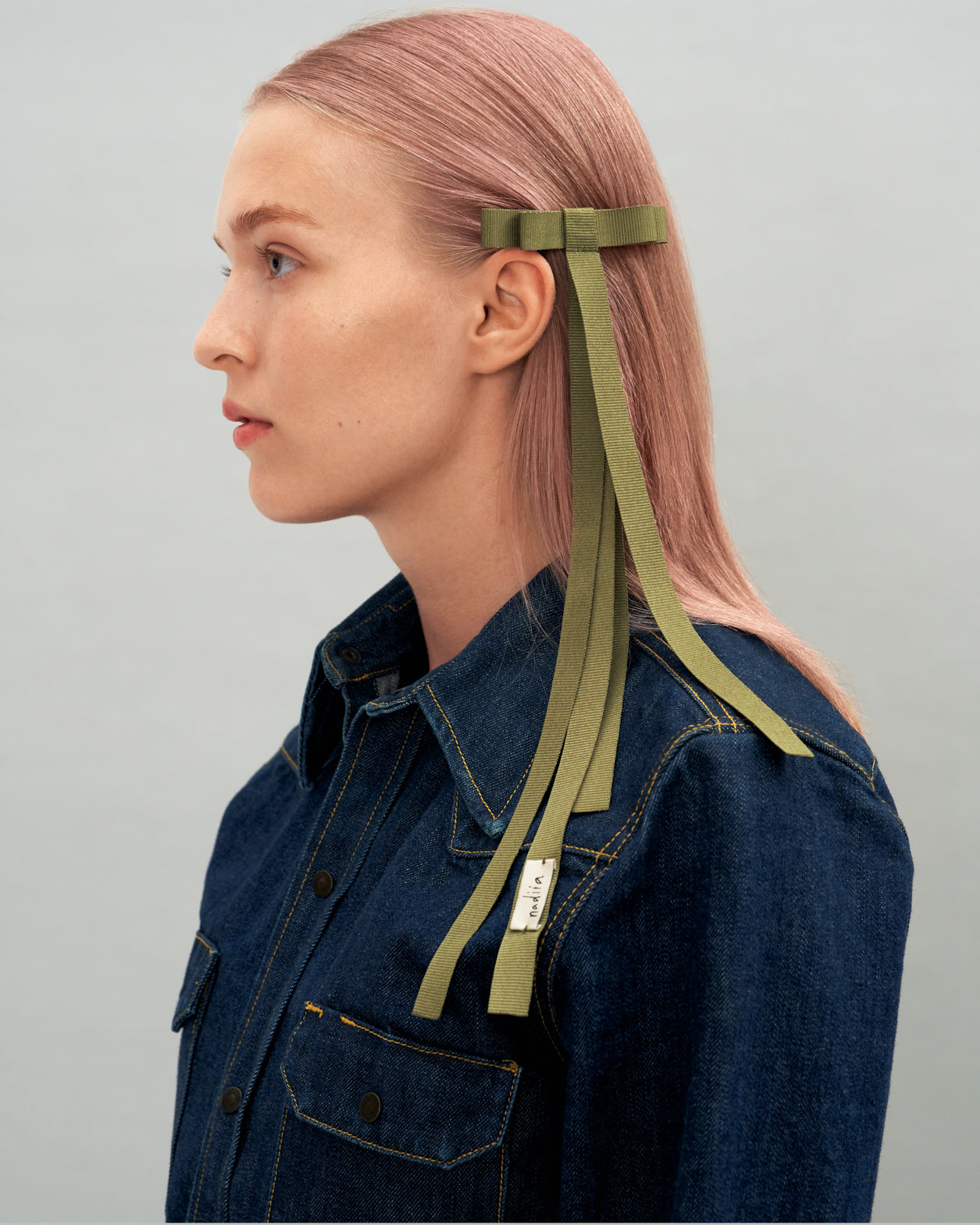 Купіть виріб ручної роботи Ribbon Barette in Green Grass від Nadiia World. Ідеальний вибір для додавання вишуканості та шарму до вашого житлового простору або колекції особистих аксесуарів.