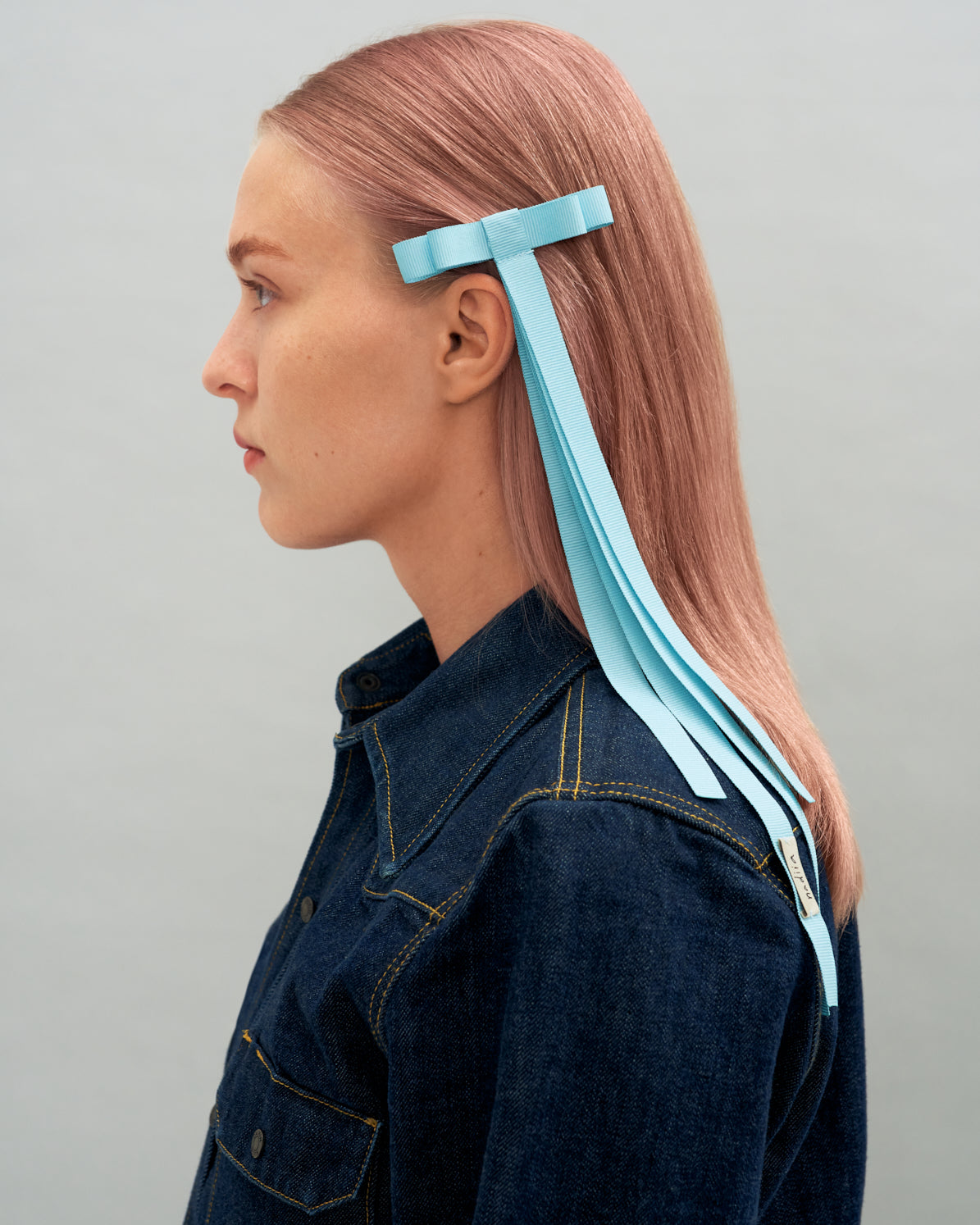 Купіть виріб ручної роботи Ribbon Barette in Blue Sky від Nadiia World. Ідеальний вибір для додавання вишуканості та шарму до вашого житлового простору або колекції особистих аксесуарів.