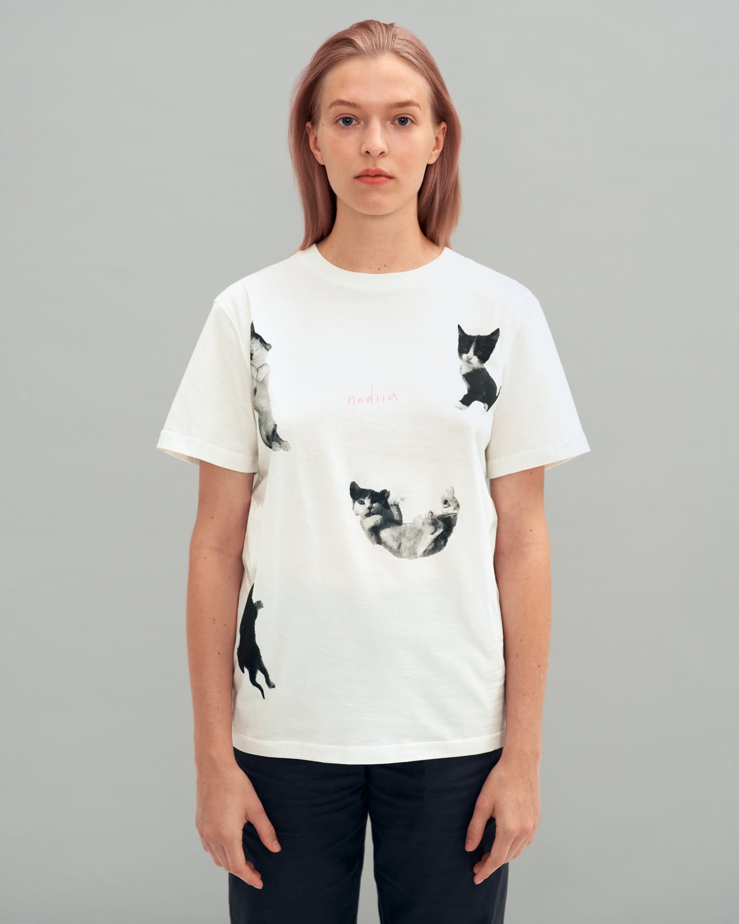 Купіть виріб ручної роботи 4 Cats T-Shirt від Nadiia World. Ідеальний вибір для додавання вишуканості та шарму до вашого житлового простору або колекції особистих аксесуарів.