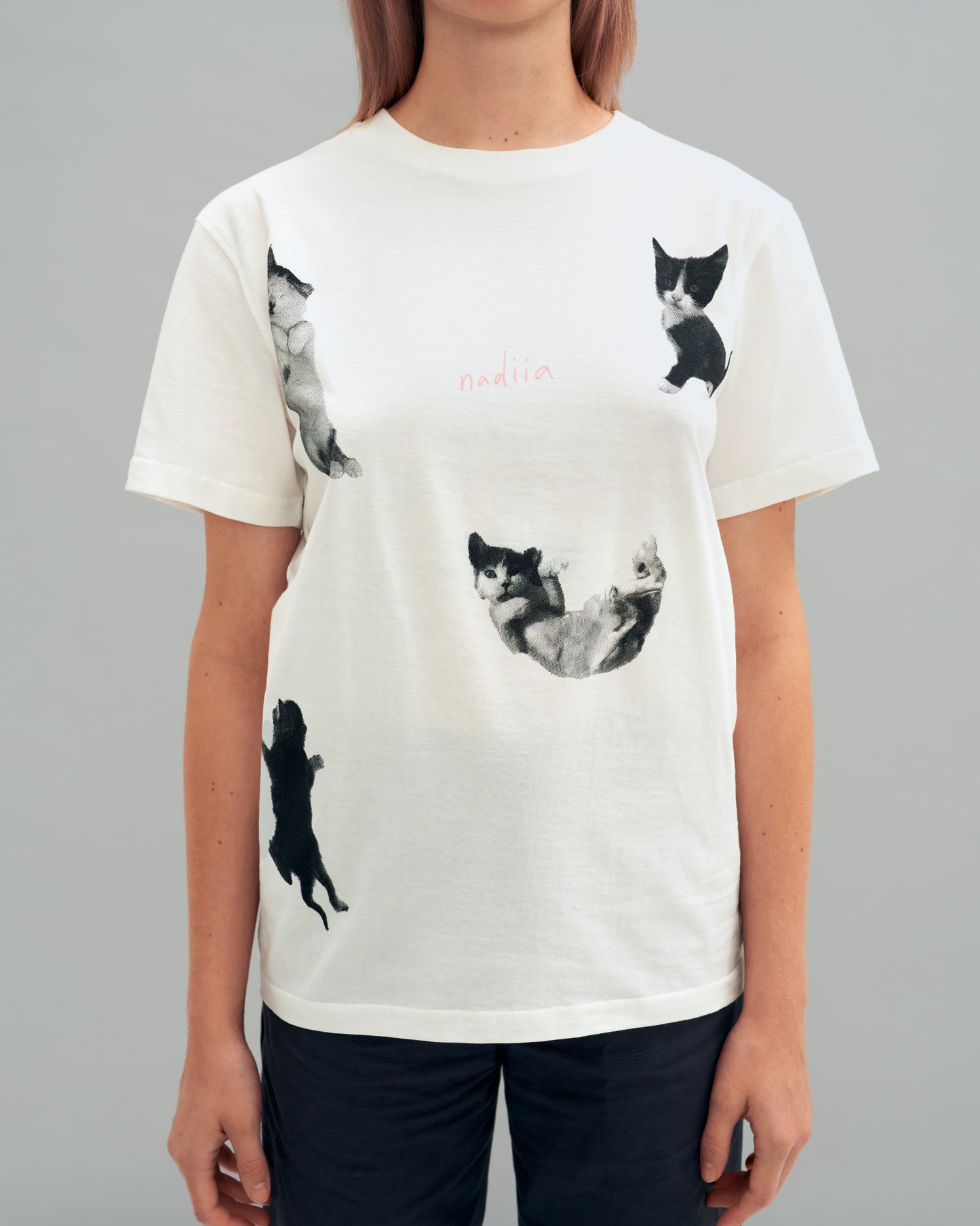 Купіть виріб ручної роботи 4 Cats T-Shirt від Nadiia World. Ідеальний вибір для додавання вишуканості та шарму до вашого житлового простору або колекції особистих аксесуарів.