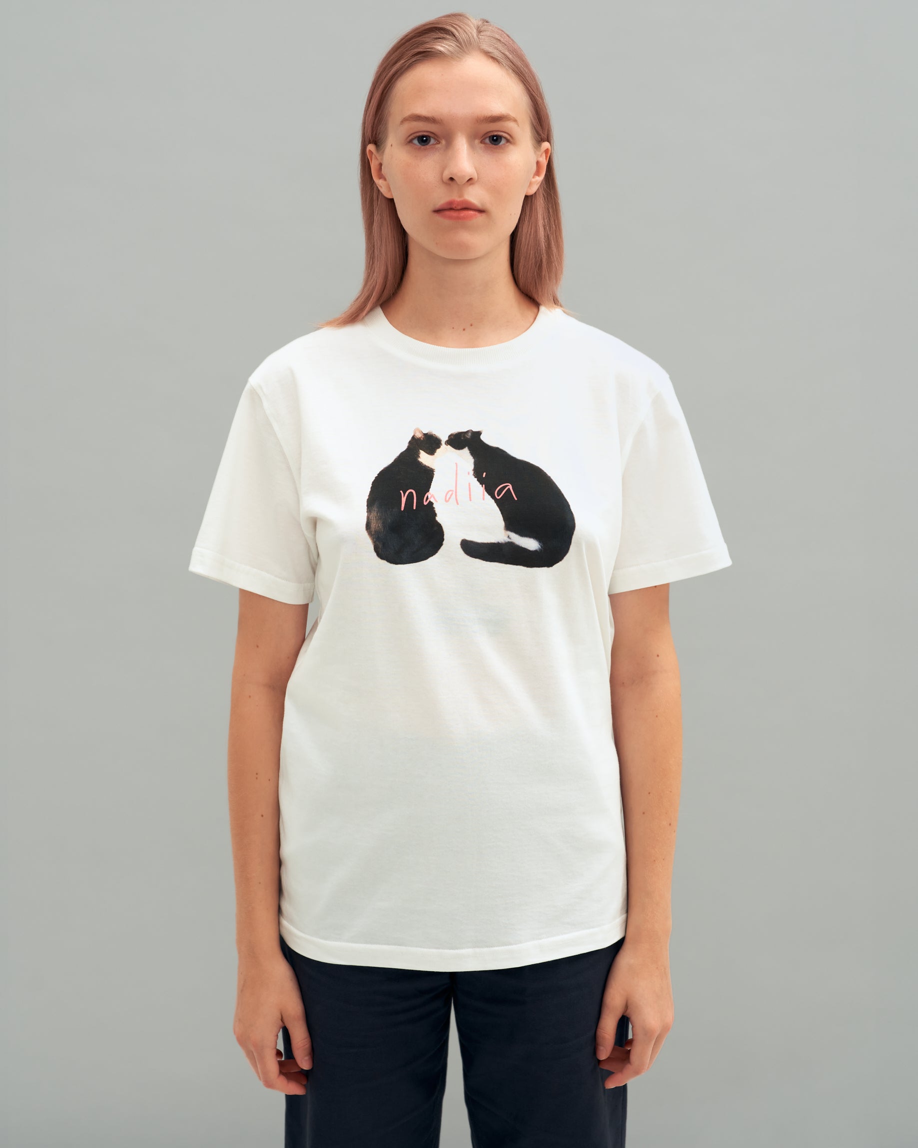 Купіть виріб ручної роботи "Kissing Cats" T-Shirt від Nadiia World. Ідеальний вибір для додавання вишуканості та шарму до вашого житлового простору або колекції особистих аксесуарів.