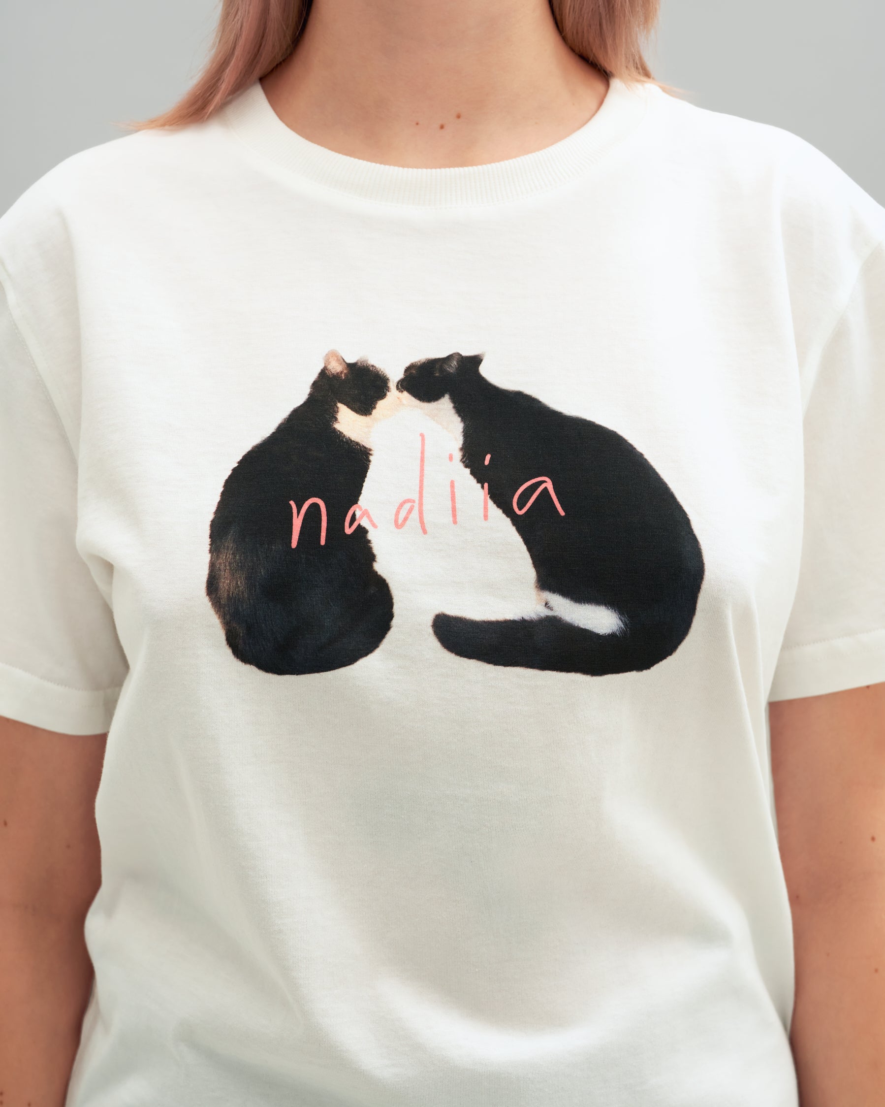 Купіть виріб ручної роботи "Kissing Cats" T-Shirt від Nadiia World. Ідеальний вибір для додавання вишуканості та шарму до вашого житлового простору або колекції особистих аксесуарів.