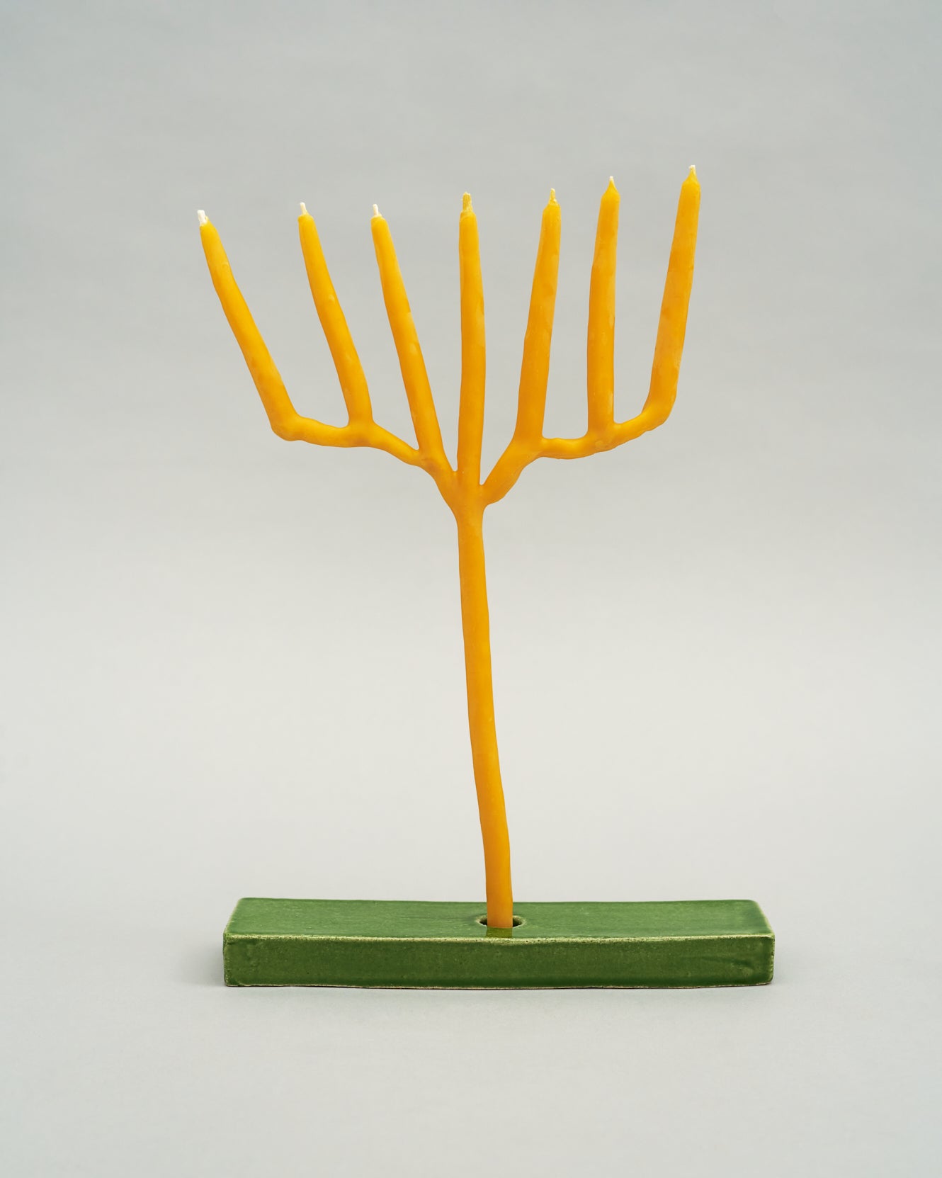 Купіть виріб ручної роботи Candle Holder in Green від Nadiia World. Ідеальний вибір для додавання вишуканості та шарму до вашого житлового простору або колекції особистих аксесуарів.