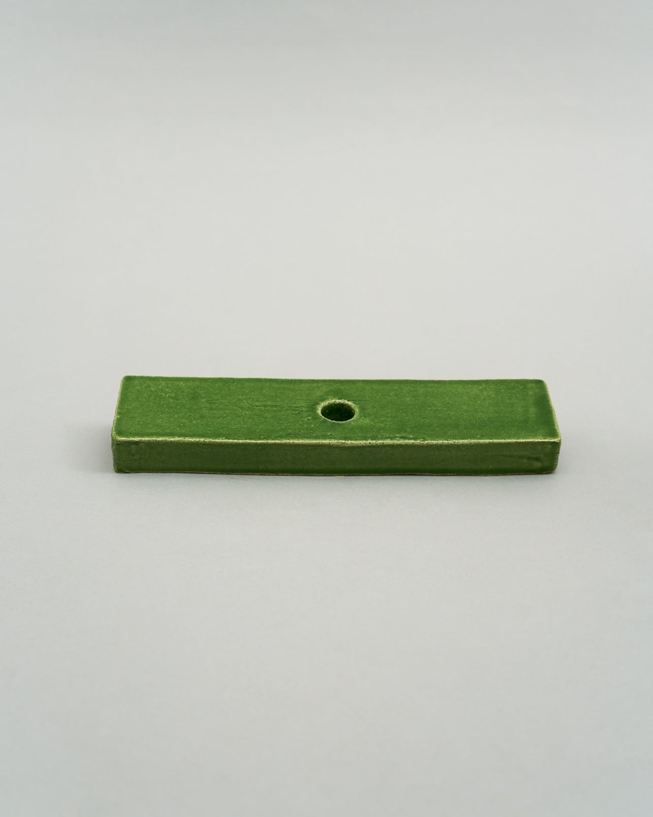 Купіть виріб ручної роботи Candle Holder in Green від Nadiia World. Ідеальний вибір для додавання вишуканості та шарму до вашого житлового простору або колекції особистих аксесуарів.