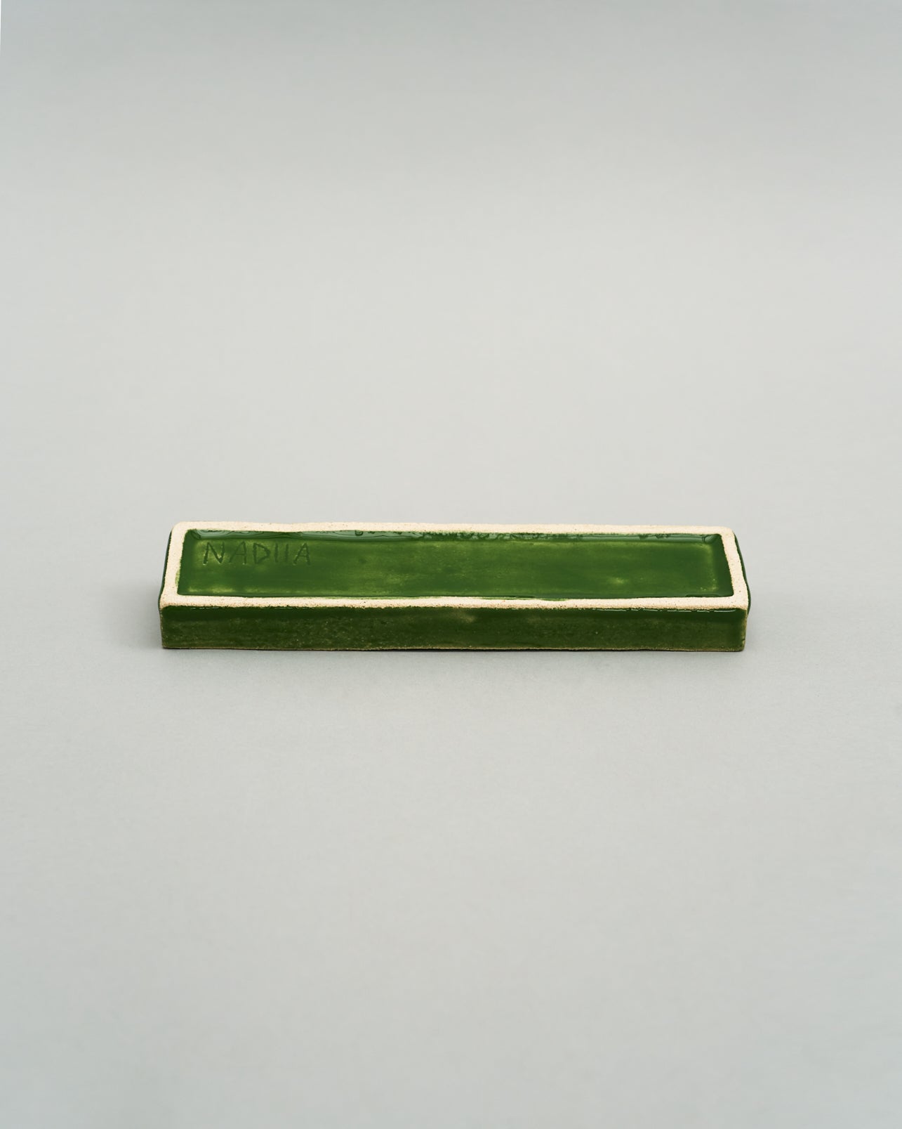 Купіть виріб ручної роботи Candle Holder in Green від Nadiia World. Ідеальний вибір для додавання вишуканості та шарму до вашого житлового простору або колекції особистих аксесуарів.