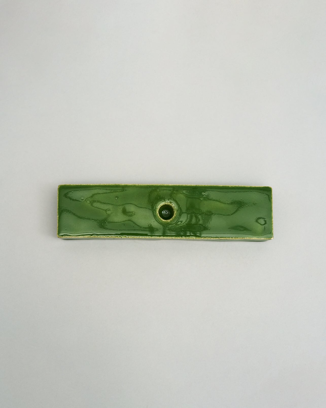 Купіть виріб ручної роботи Candle Holder in Green від Nadiia World. Ідеальний вибір для додавання вишуканості та шарму до вашого житлового простору або колекції особистих аксесуарів.
