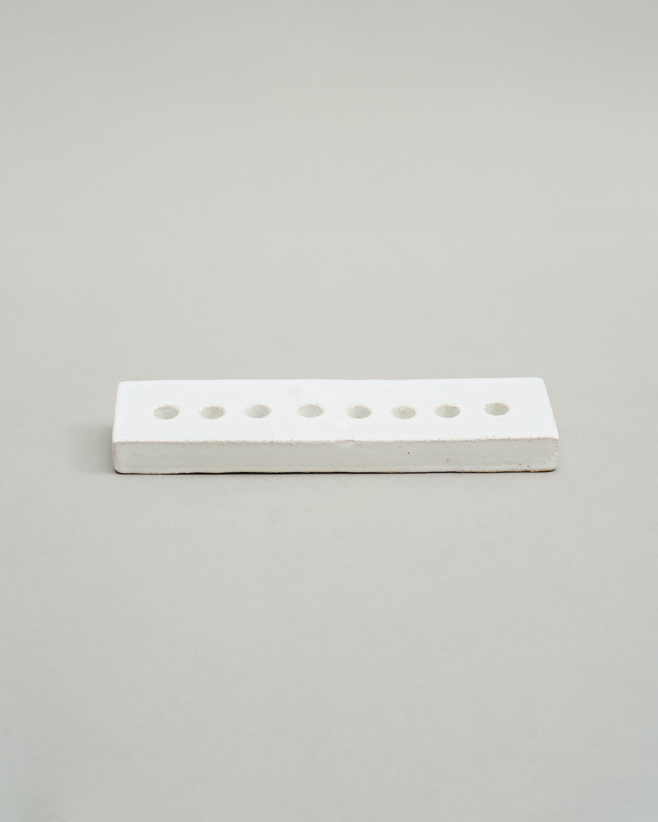 Купіть виріб ручної роботи An Eight-Arm Candle Holder in White від Nadiia World. Ідеальний вибір для додавання вишуканості та шарму до вашого житлового простору або колекції особистих аксесуарів.