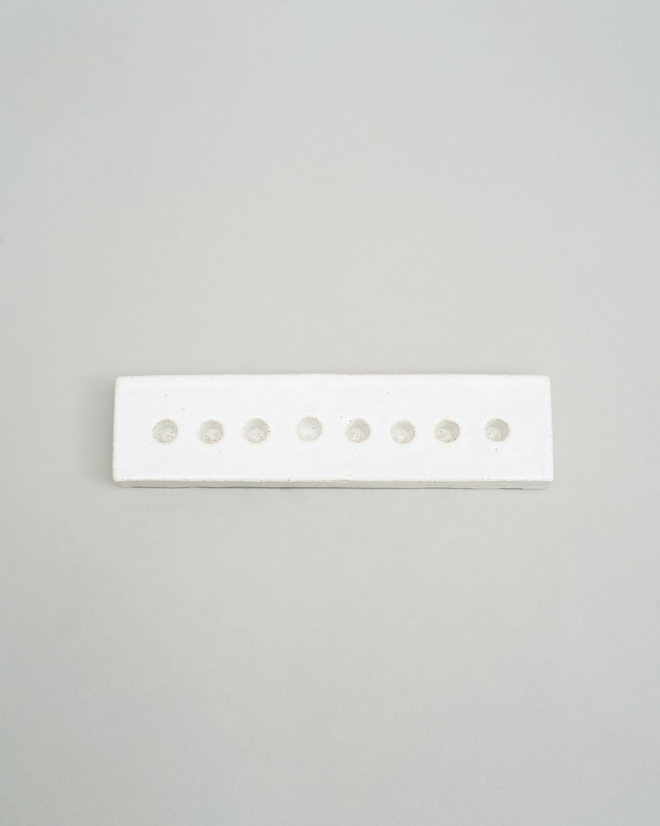 Купіть виріб ручної роботи An Eight-Arm Candle Holder in White від Nadiia World. Ідеальний вибір для додавання вишуканості та шарму до вашого житлового простору або колекції особистих аксесуарів.