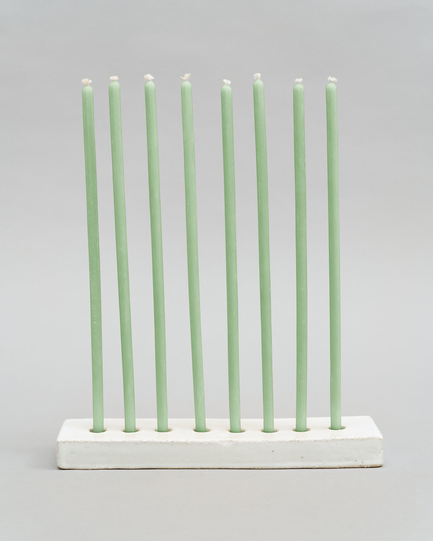 Купіть виріб ручної роботи 8 Honey Candles "Menthol Mint" від Nadiia World. Ідеальний вибір для додавання вишуканості та шарму до вашого житлового простору або колекції особистих аксесуарів.