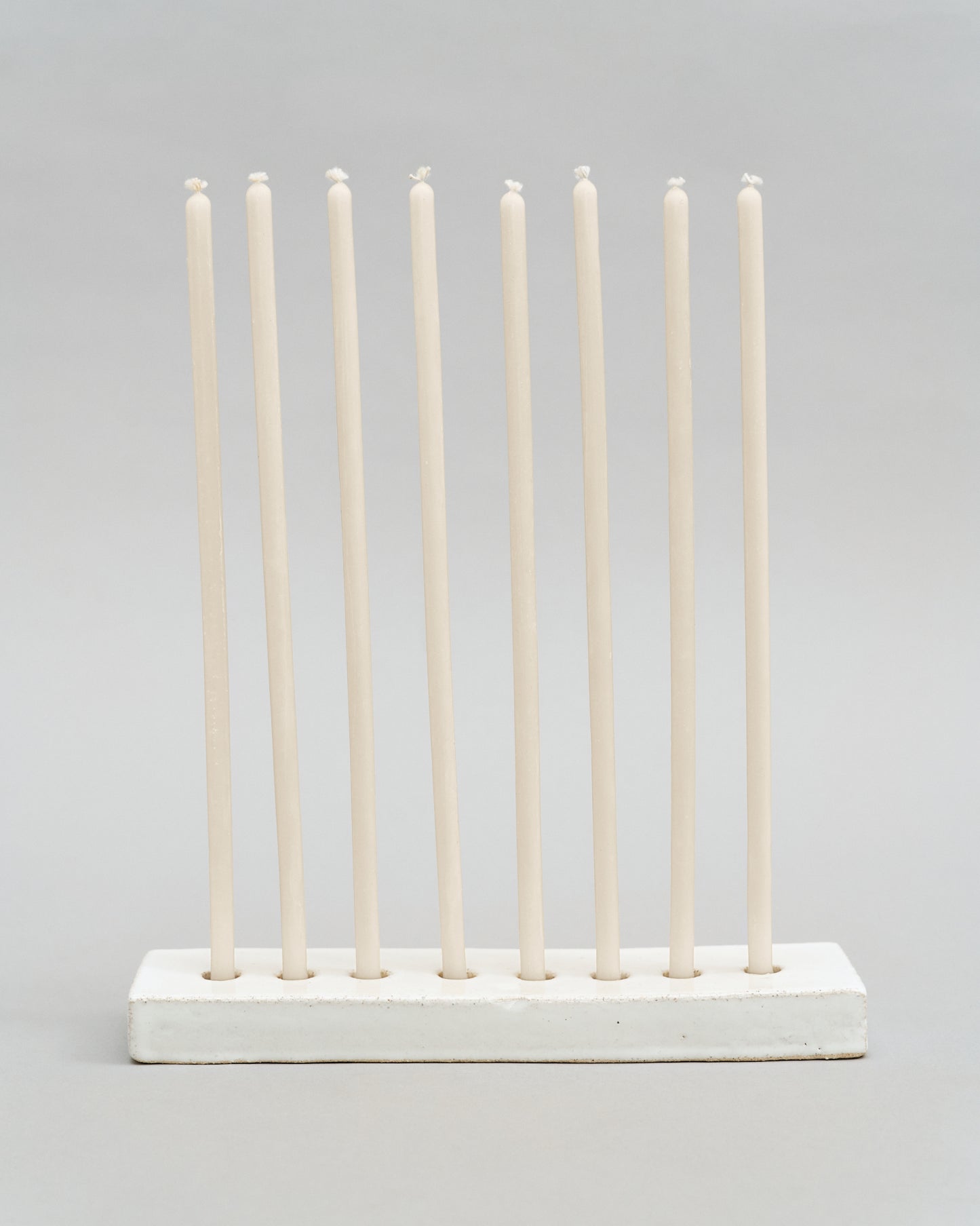 Купіть виріб ручної роботи 8 Honey Candles "White Dawn" від Nadiia World. Ідеальний вибір для додавання вишуканості та шарму до вашого житлового простору або колекції особистих аксесуарів.