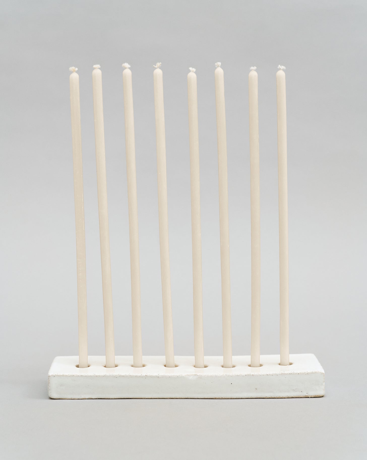 Купіть виріб ручної роботи 8 Honey Candles "White Dawn" від Nadiia World. Ідеальний вибір для додавання вишуканості та шарму до вашого житлового простору або колекції особистих аксесуарів.