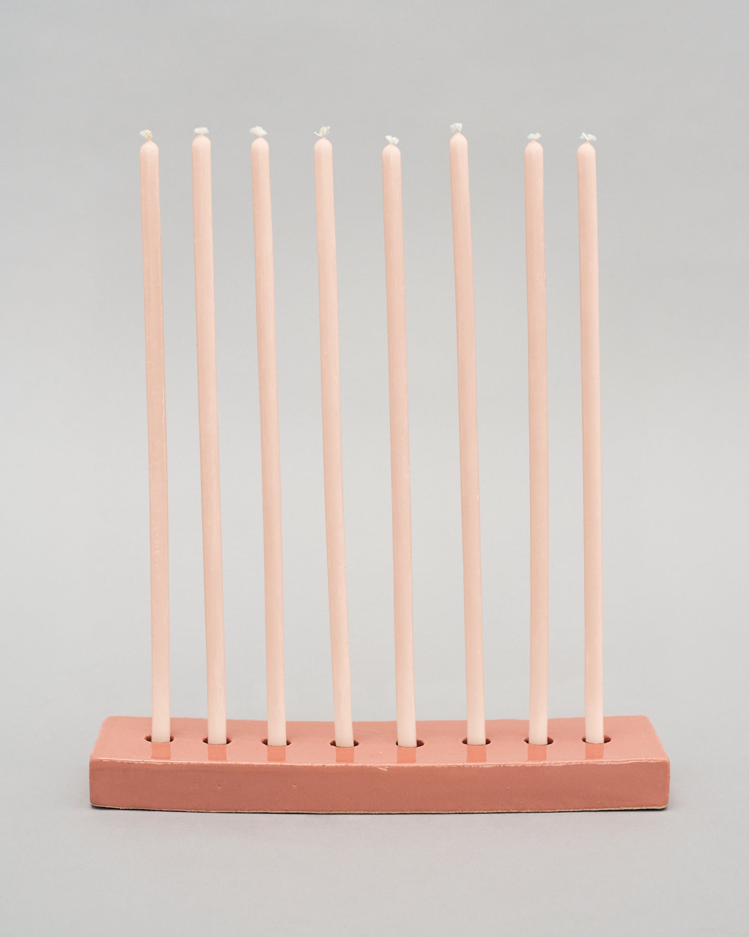 Купіть виріб ручної роботи 8 Honey Candles "Pink Haze" від Nadiia World. Ідеальний вибір для додавання вишуканості та шарму до вашого житлового простору або колекції особистих аксесуарів.