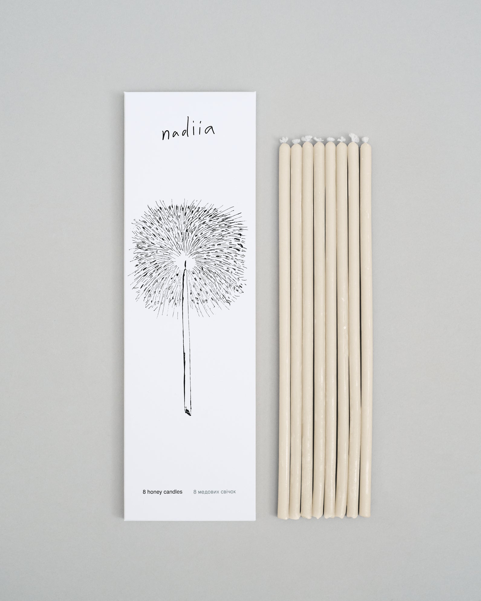 Купіть виріб ручної роботи 8 Honey Candles "White Dawn" від Nadiia World. Ідеальний вибір для додавання вишуканості та шарму до вашого житлового простору або колекції особистих аксесуарів.
