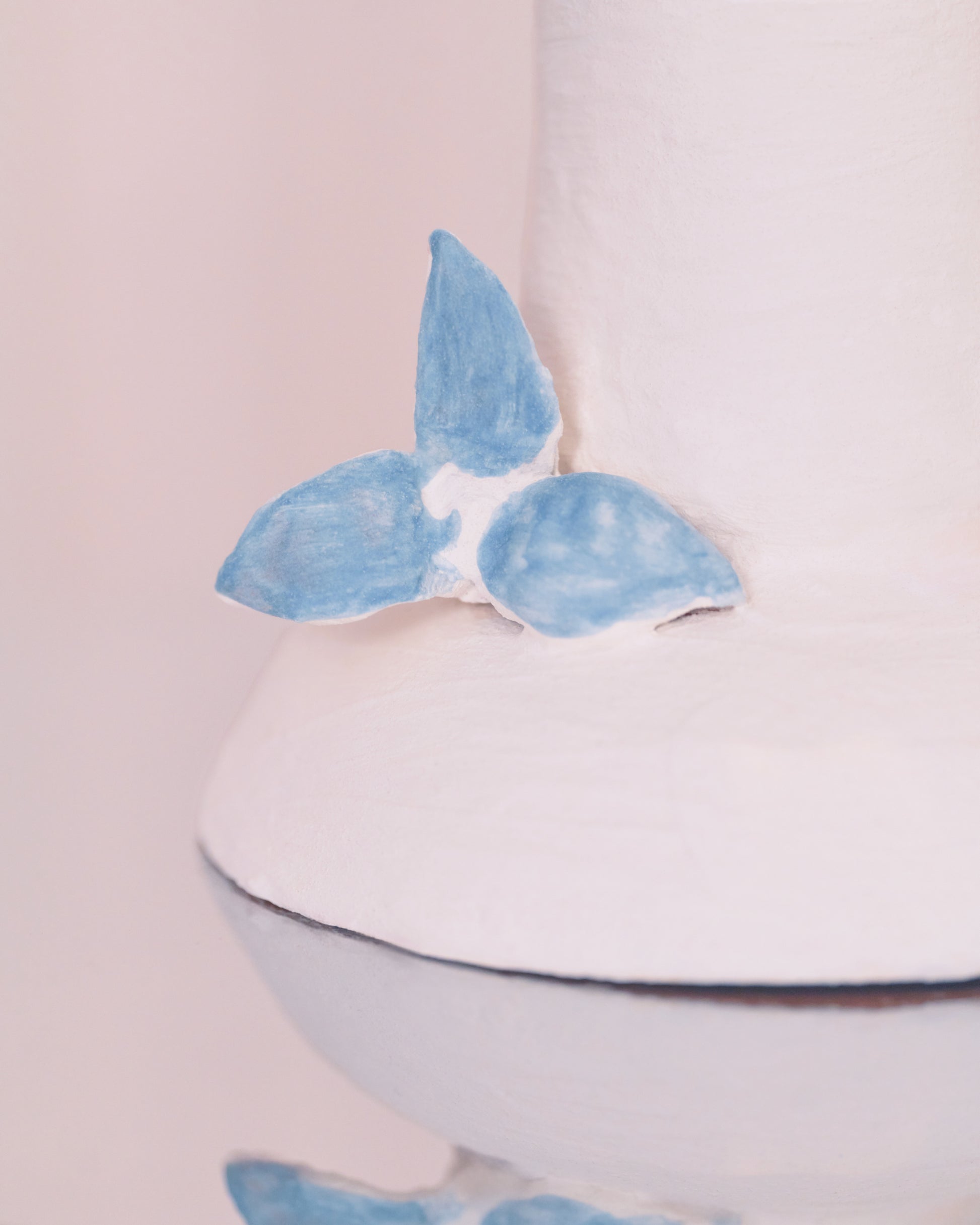 Купіть виріб ручної роботи Trinity candlestick від Nadiia World. Ідеальний вибір для додавання вишуканості та шарму до вашого житлового простору або колекції особистих аксесуарів.