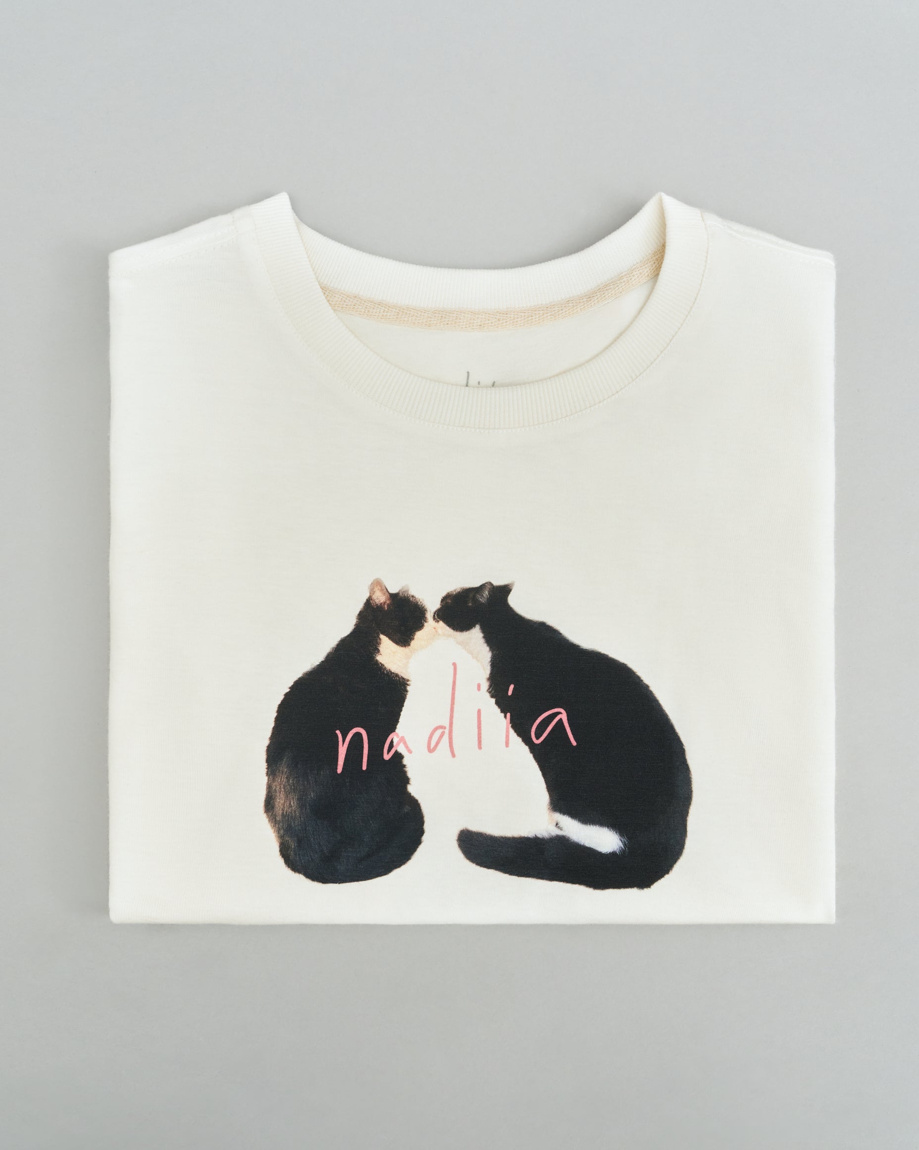 Купіть виріб ручної роботи "Kissing Cats" T-Shirt від Nadiia World. Ідеальний вибір для додавання вишуканості та шарму до вашого житлового простору або колекції особистих аксесуарів.