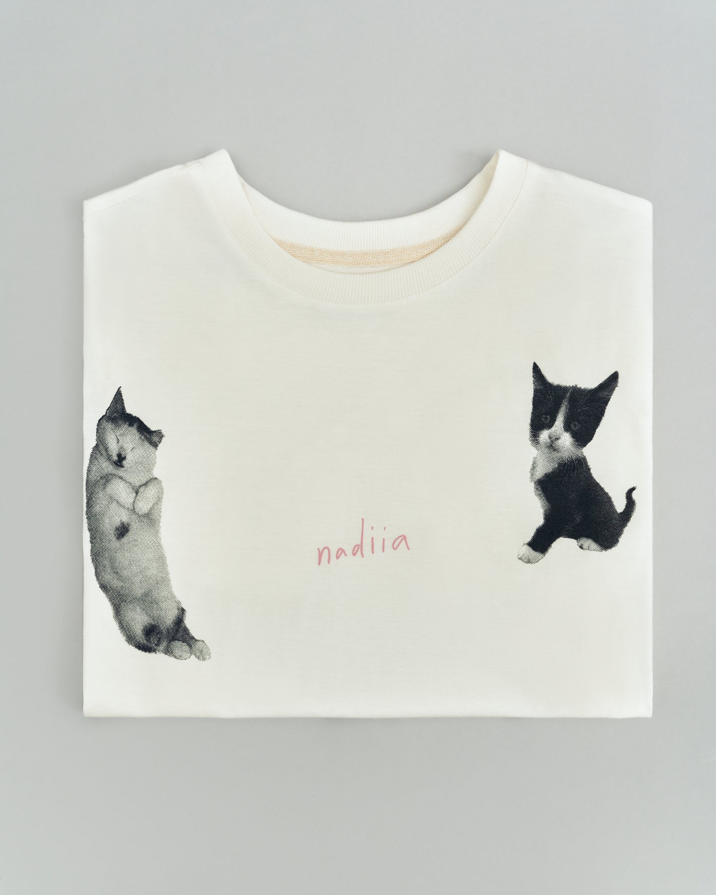 Купіть виріб ручної роботи 4 Cats T-Shirt від Nadiia World. Ідеальний вибір для додавання вишуканості та шарму до вашого житлового простору або колекції особистих аксесуарів.