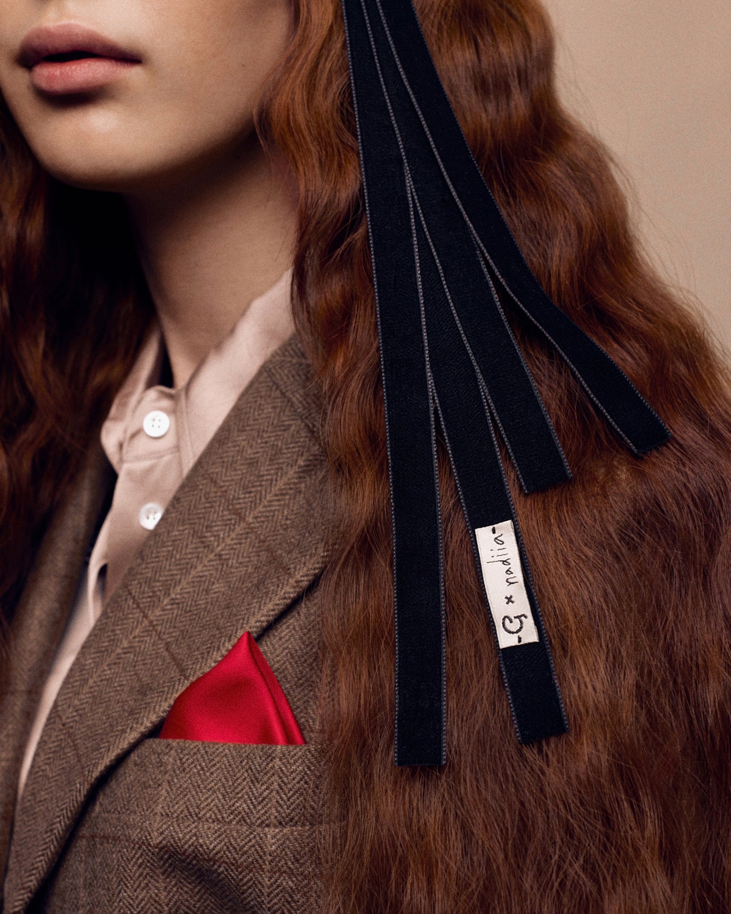 Купіть виріб ручної роботи Velvet Ribbon Barette "G x Nadiia" in Black від Nadiia World. Ідеальний вибір для додавання вишуканості та шарму до вашого житлового простору або колекції особистих аксесуарів.